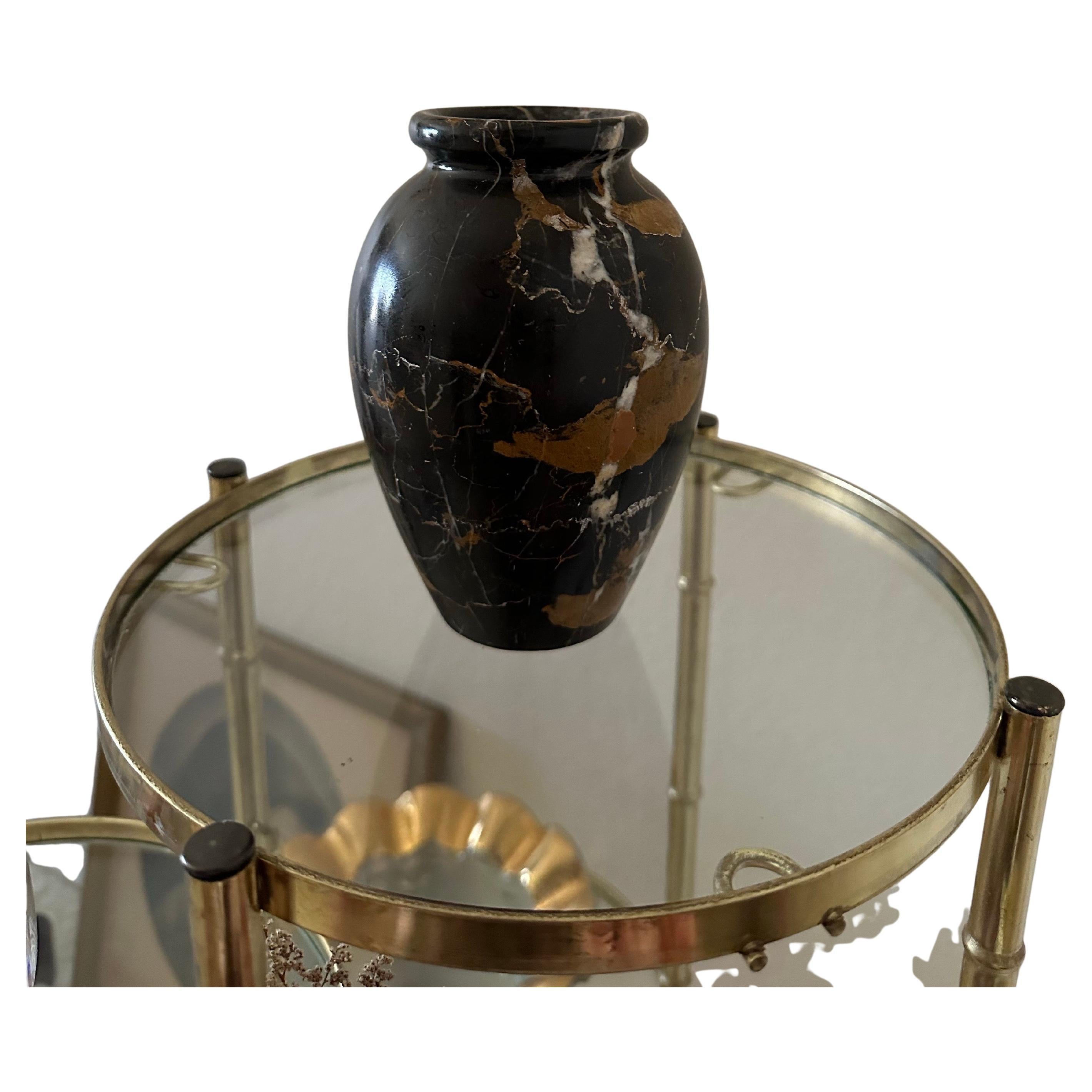20ième siècle Superbe vase en marbre Portoro noir/brun sculpté à la main vers les années 1970 en vente