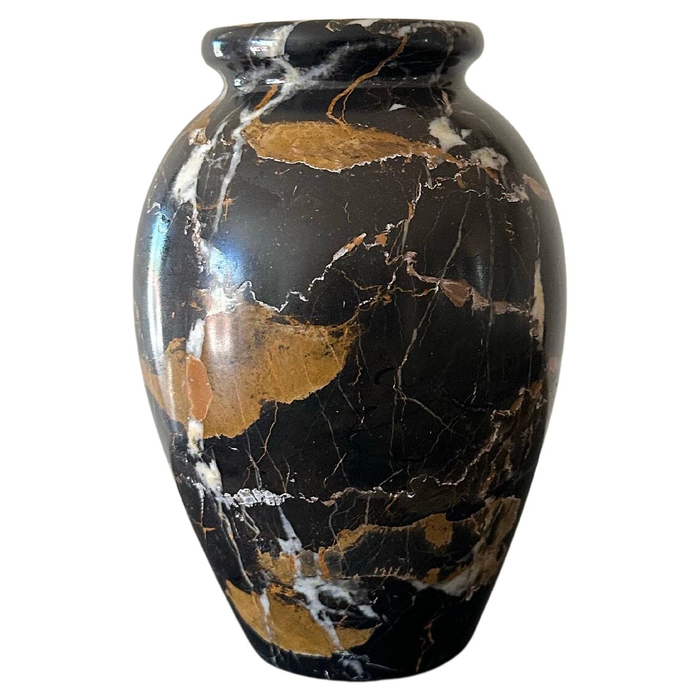 Marbre Superbe vase en marbre Portoro noir/brun sculpté à la main vers les années 1970 en vente