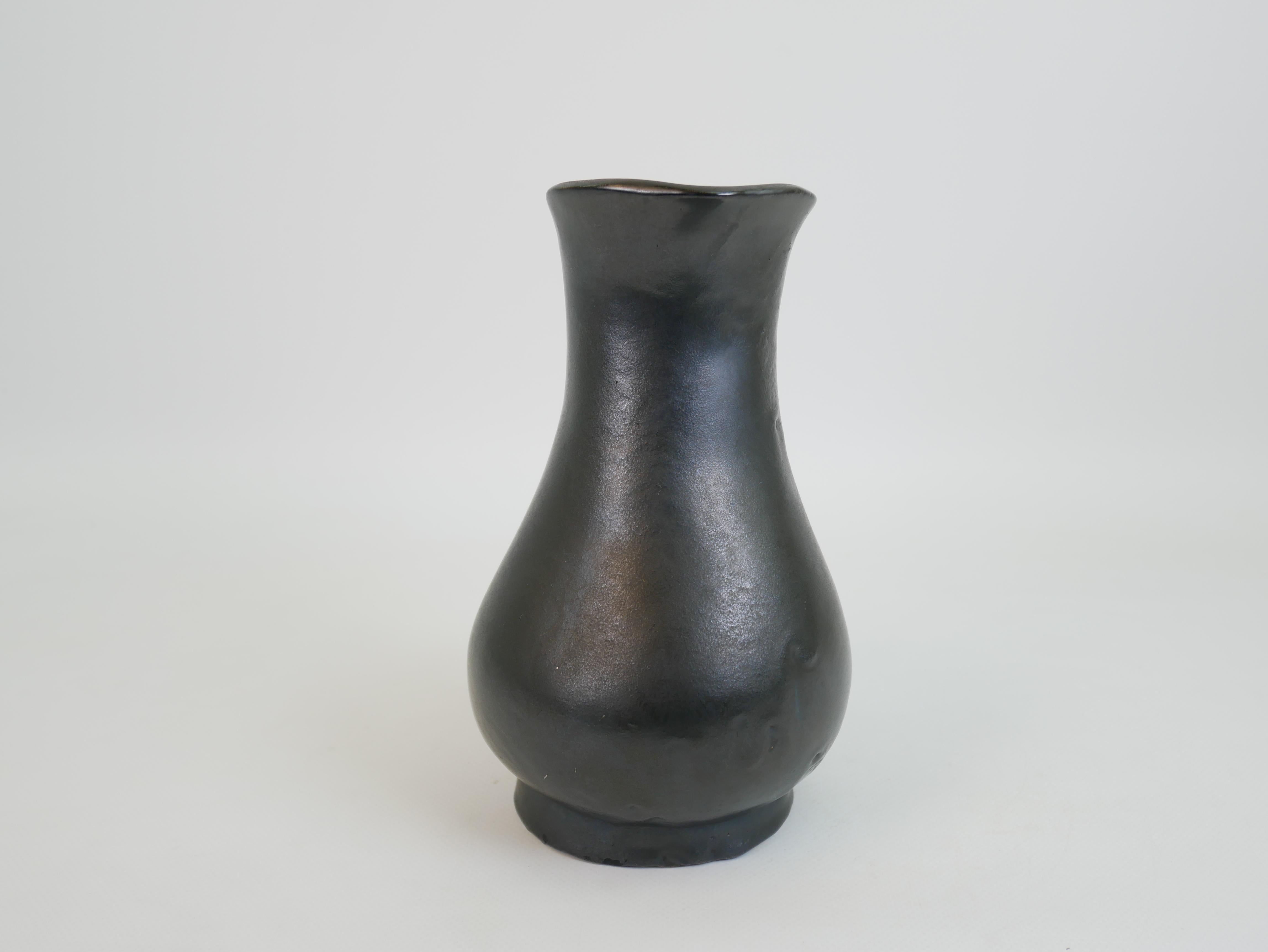 Stunning black ceramic pitcher in the style of Georges Jouve circa 1950 In Good Condition For Sale In NICE, FR