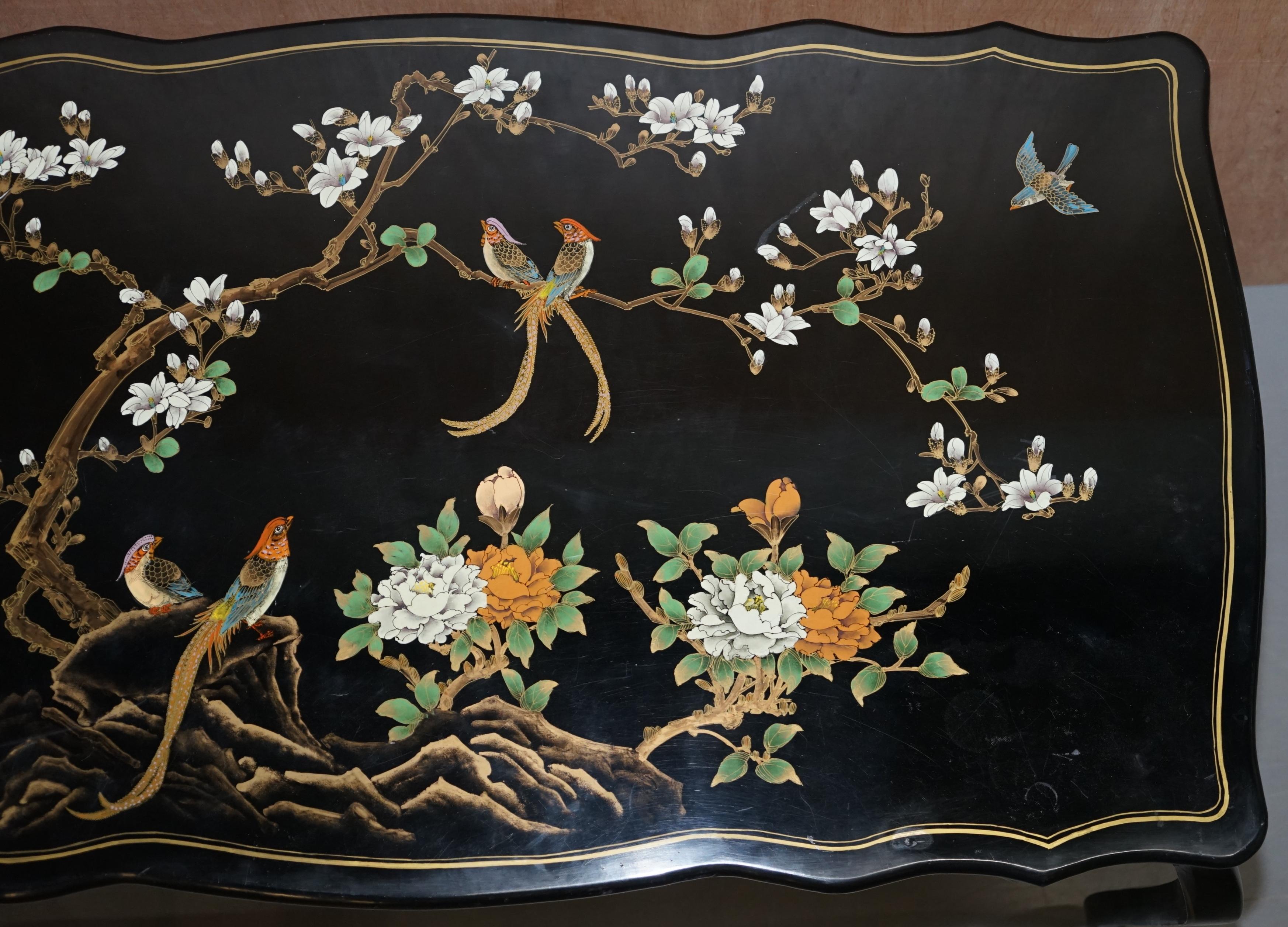 Impresionante Escritorio Lacado Negro Pintado Policromo Pájaros Flores en venta 3
