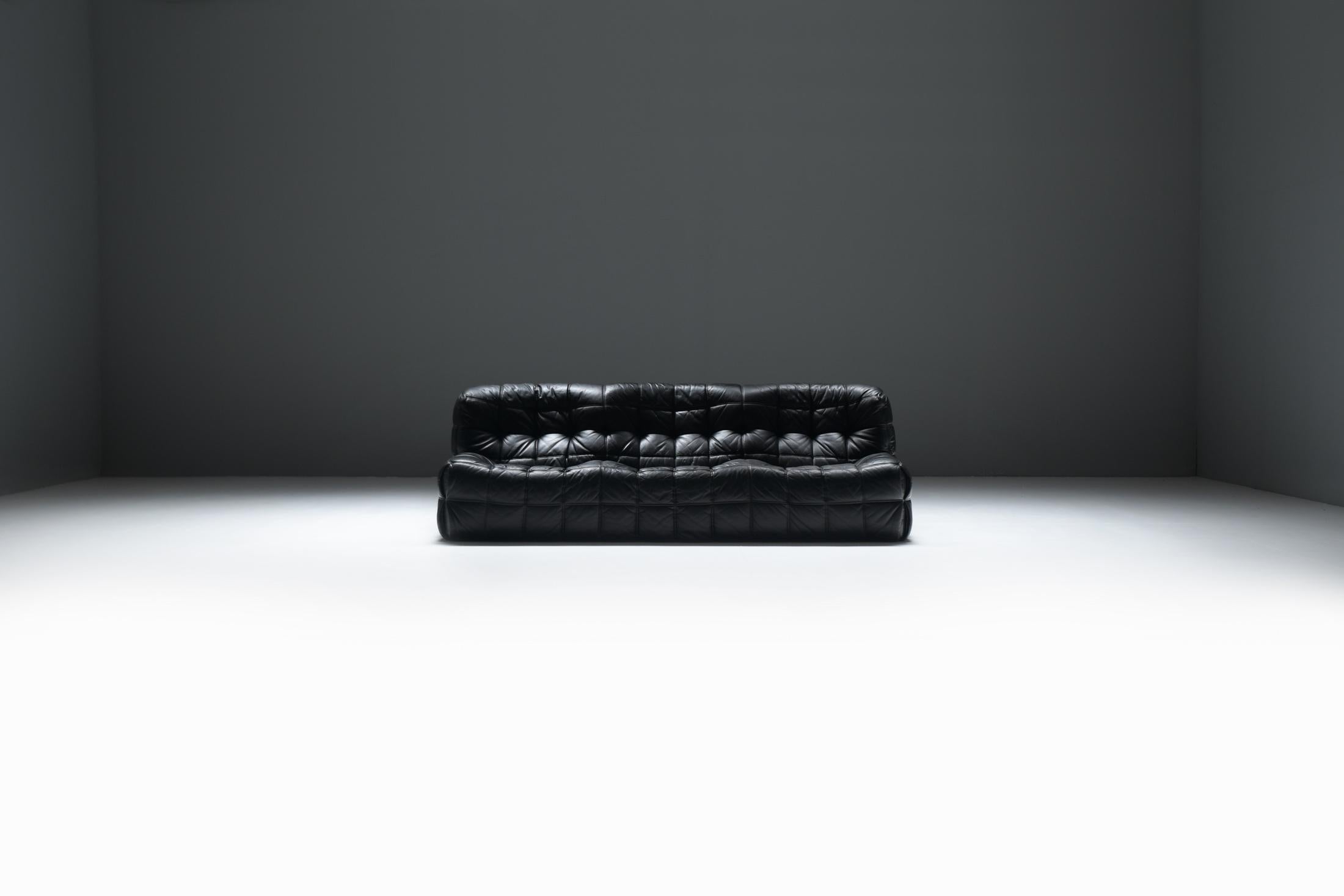 Canapé Kashima, Michel Ducaroy pour Ligne Roset, 1985
Canapé en cuir touffeté tout en mousse en cuir noir d'origine

Le canapé Kashima, conçu par Michel Ducaroy pour Ligne Roset, est un chef-d'œuvre de confort sculptural et de modernisme français.