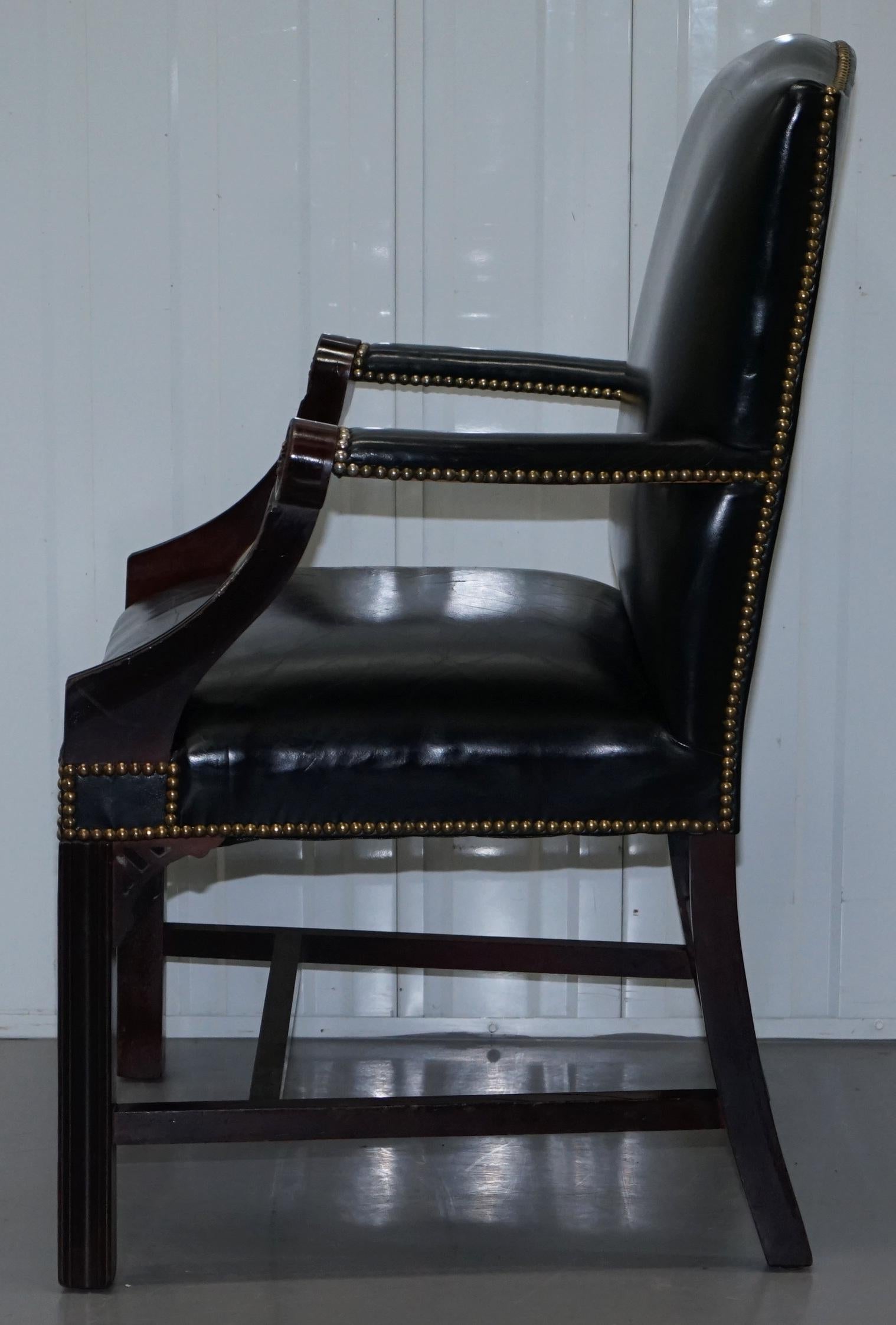 Superbe fauteuil en cuir noir Thomas Chippendale Style Gainsborough Carver en vente 11
