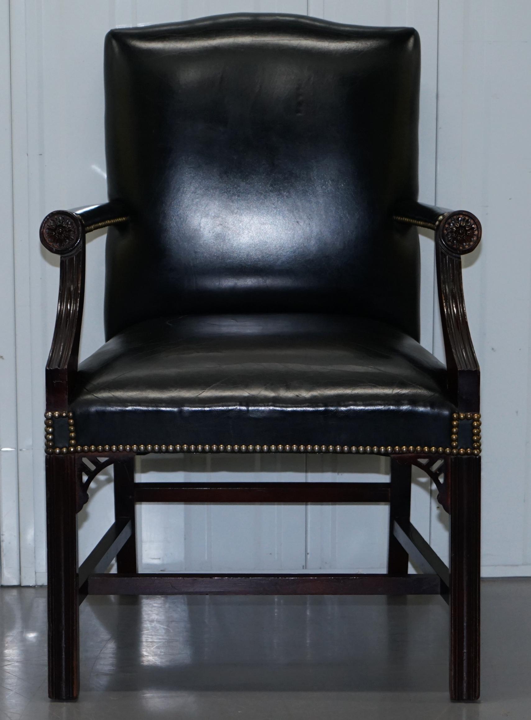 Victorien Superbe fauteuil en cuir noir Thomas Chippendale Style Gainsborough Carver en vente
