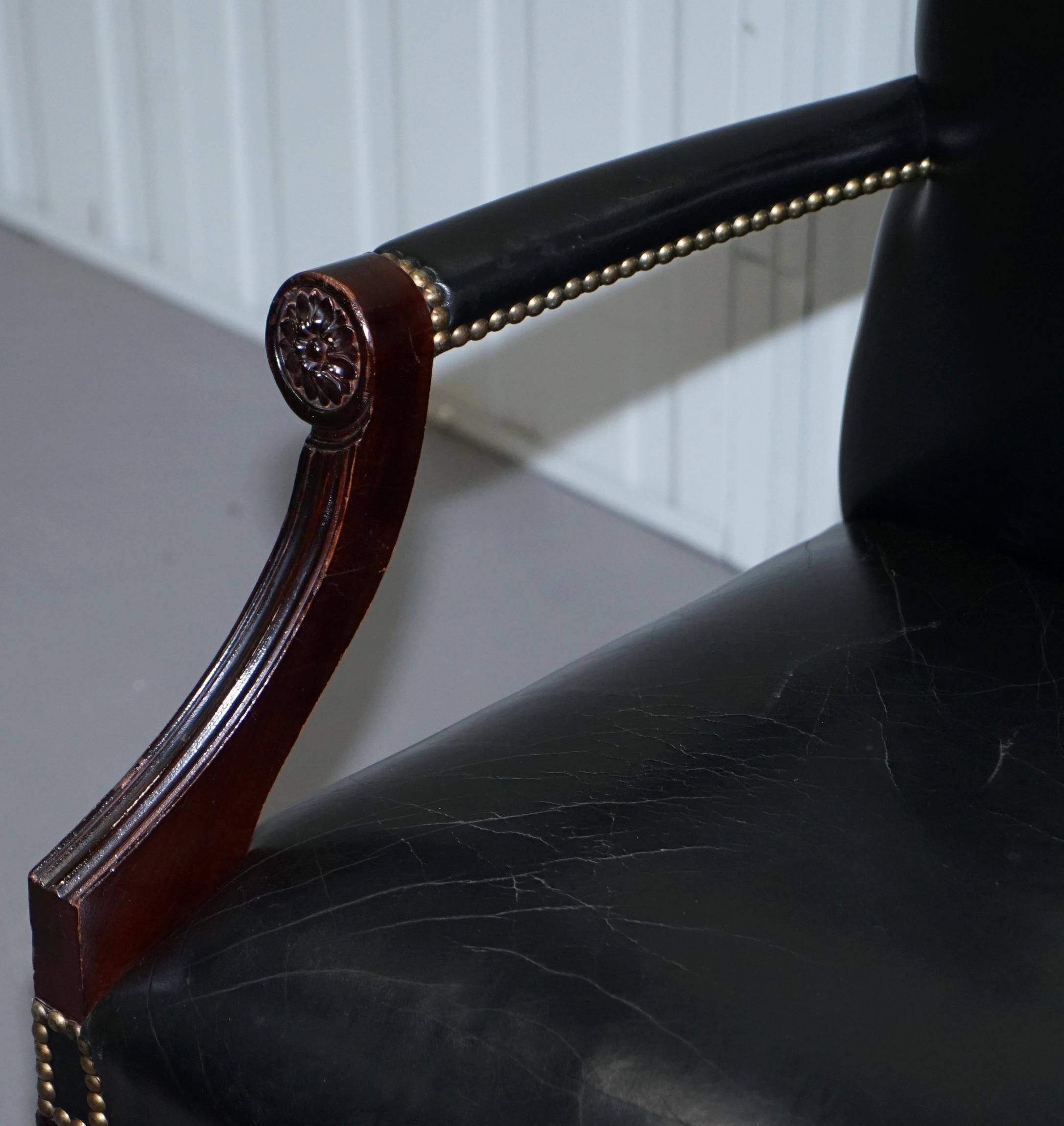 20ième siècle Superbe fauteuil en cuir noir Thomas Chippendale Style Gainsborough Carver en vente