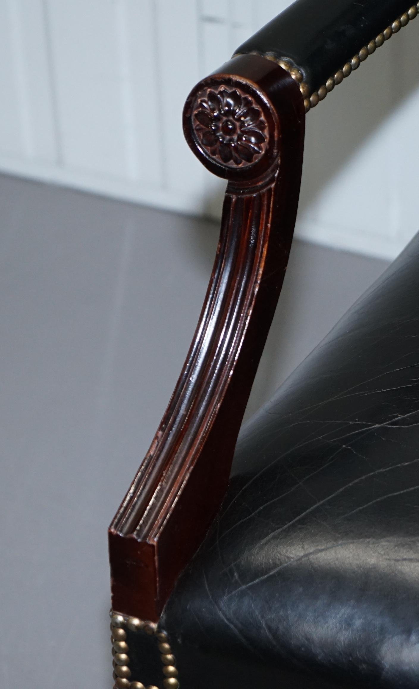 Atemberaubender Gainsborough Carver-Sessel aus schwarzem Leder im Thomas Chippendale-Stil im Angebot 1
