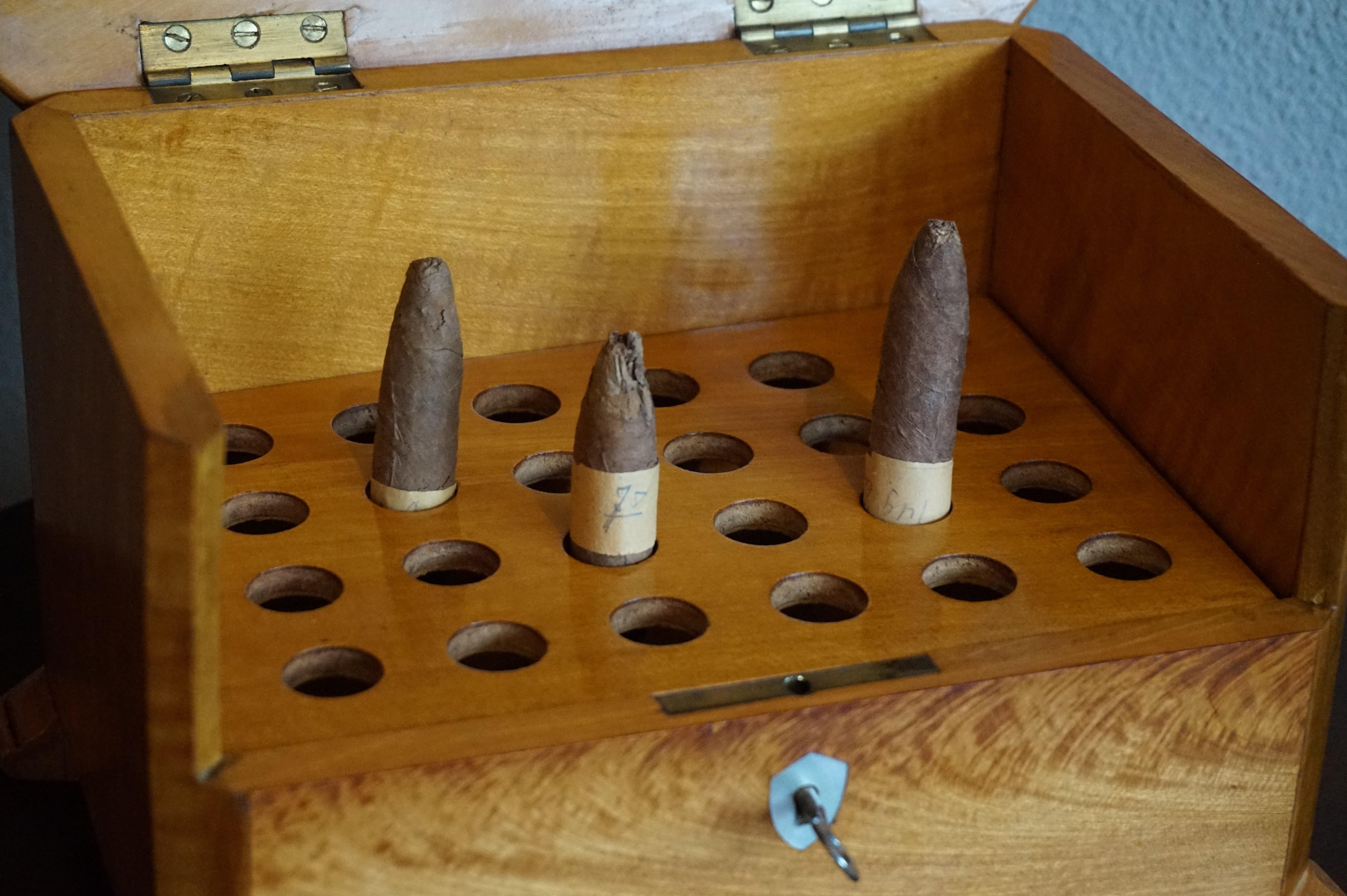 Atemberaubende antike Zigarrenschachtel aus hellem Nussbaumholz mit perfektem funktionierendem Schloss und Schlüssel im Angebot 4