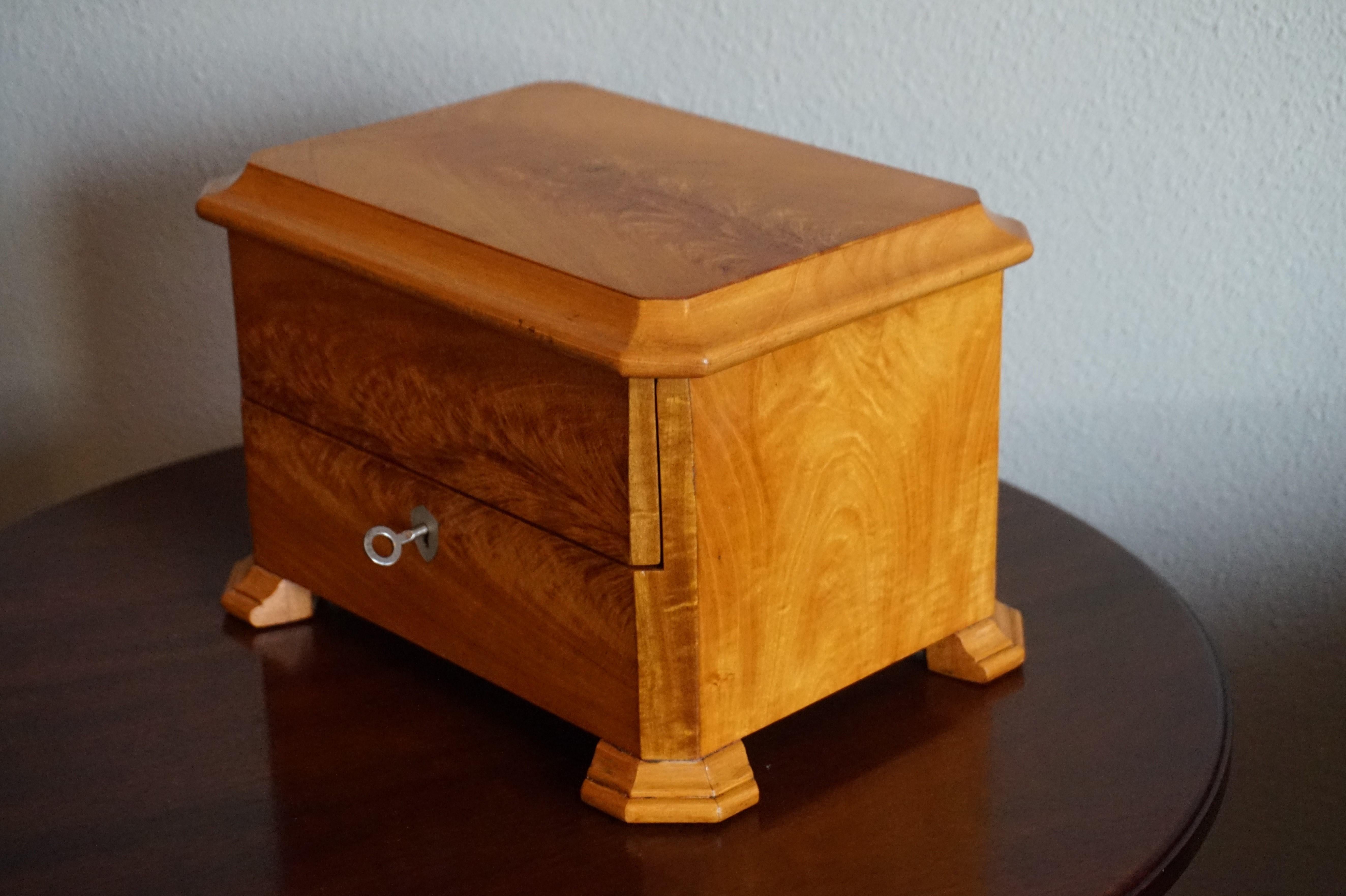 Stunning Light Nutwood Antique Cigar Box with Perfect Working Lock and Key For Sale 2