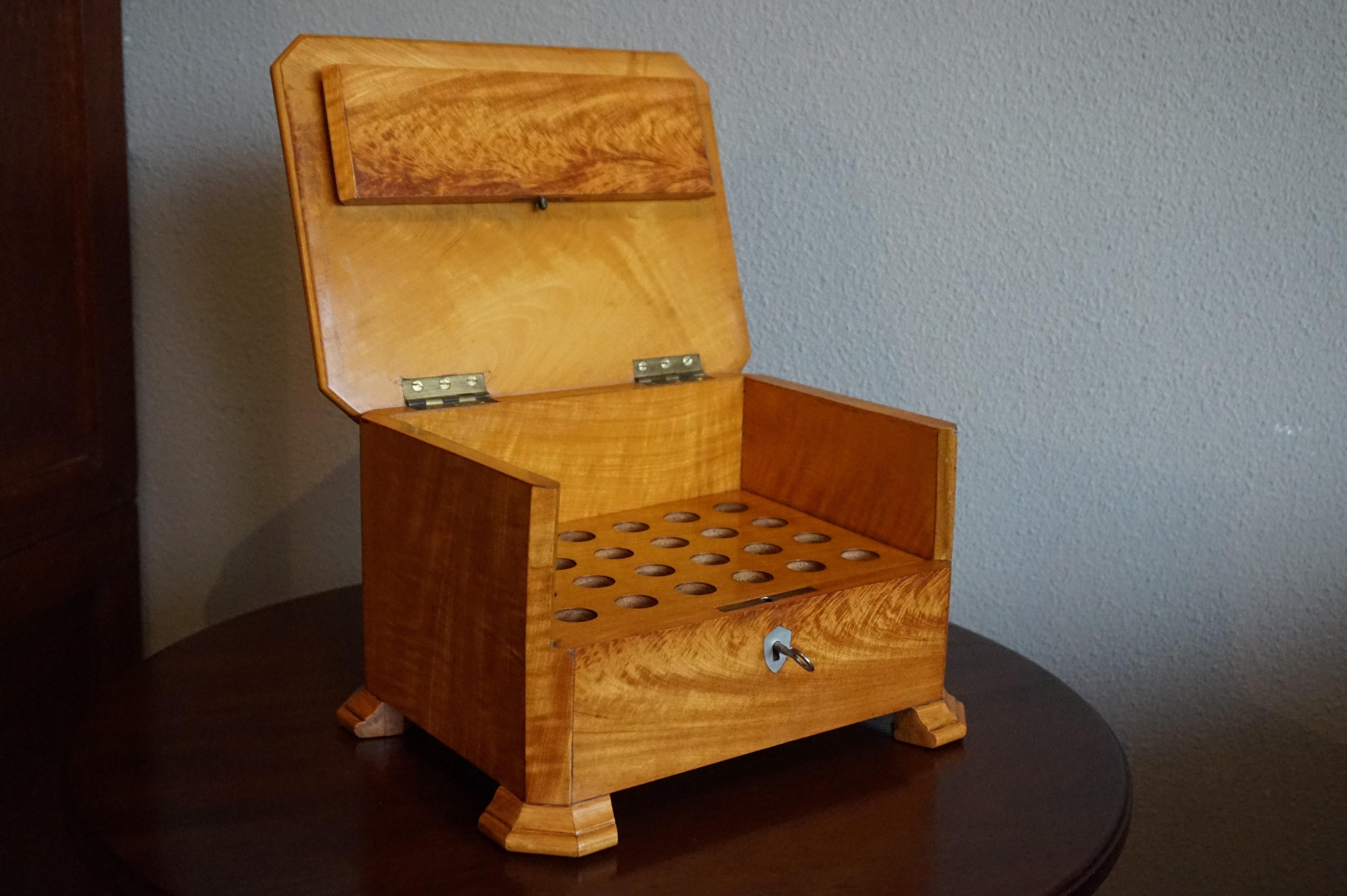 Großartige Qualität und hervorragender Zustand antike Kiste für die Präsentation Ihrer besten Zigarren.

Diese wunderschön gestaltete und perfekt handgefertigte Zigarrenkiste ist ein weiterer unserer jüngsten Funde und diese Antiquität ist ein