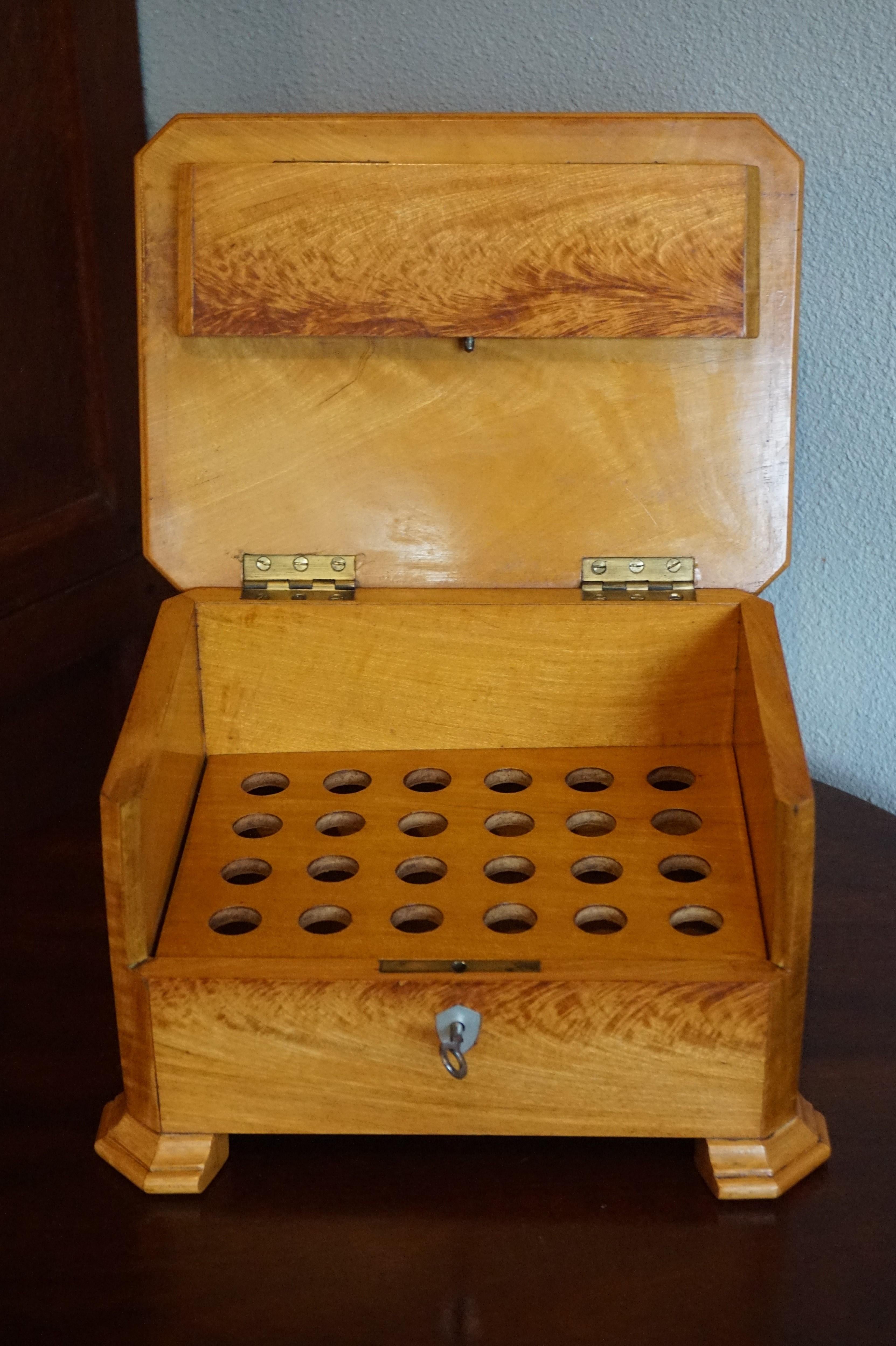 Broussin Superbe boîte à cigares ancienne en bois de noyer clair avec serrure et clé en parfait état de marche