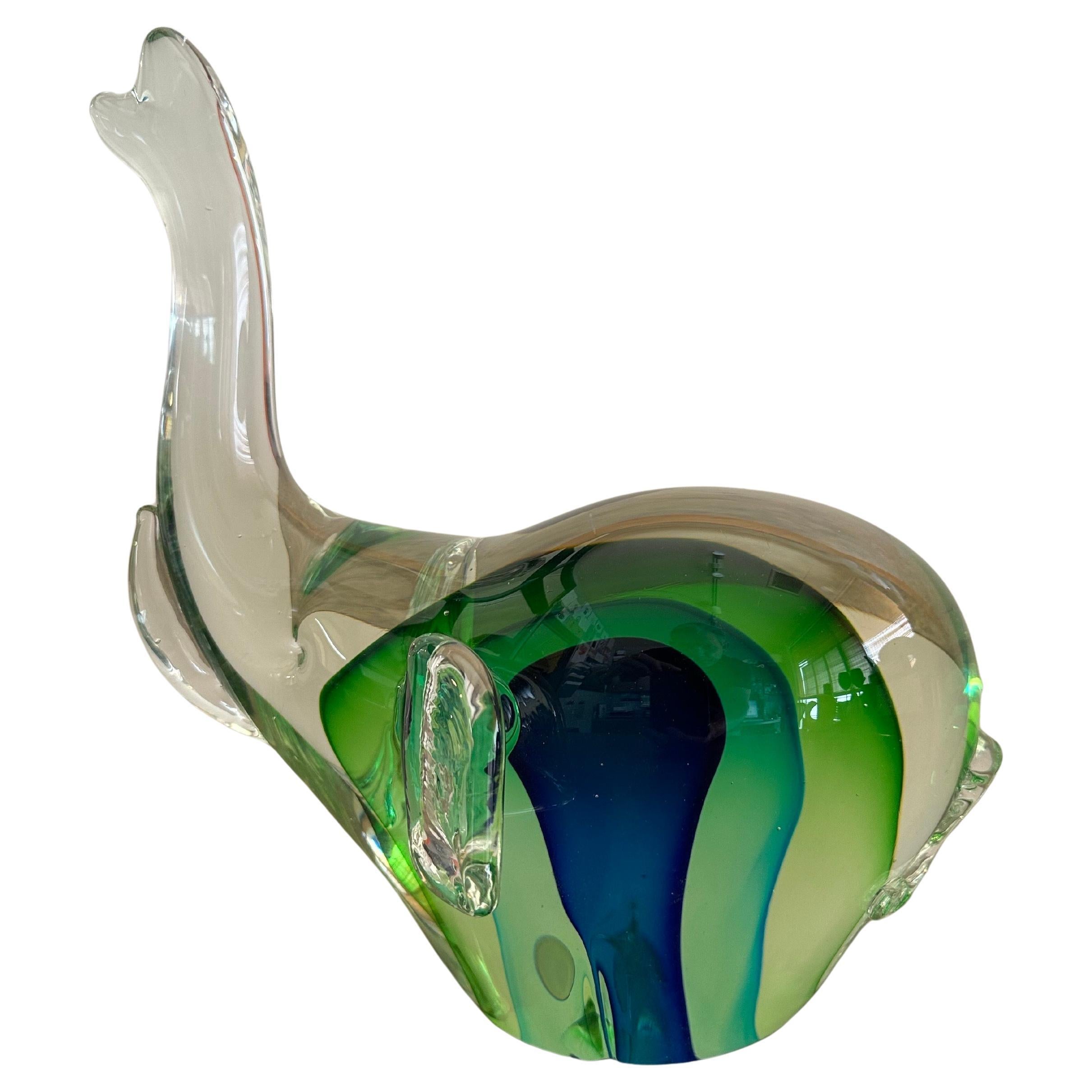 Splendida scultura vintage di elefante in vetro artistico sommerso blu e verde di Murano, circa anni '70. La scultura è in ottime condizioni, senza scheggiature o crepe (leggeri graffi sul lato inferiore) e misura circa 9,5