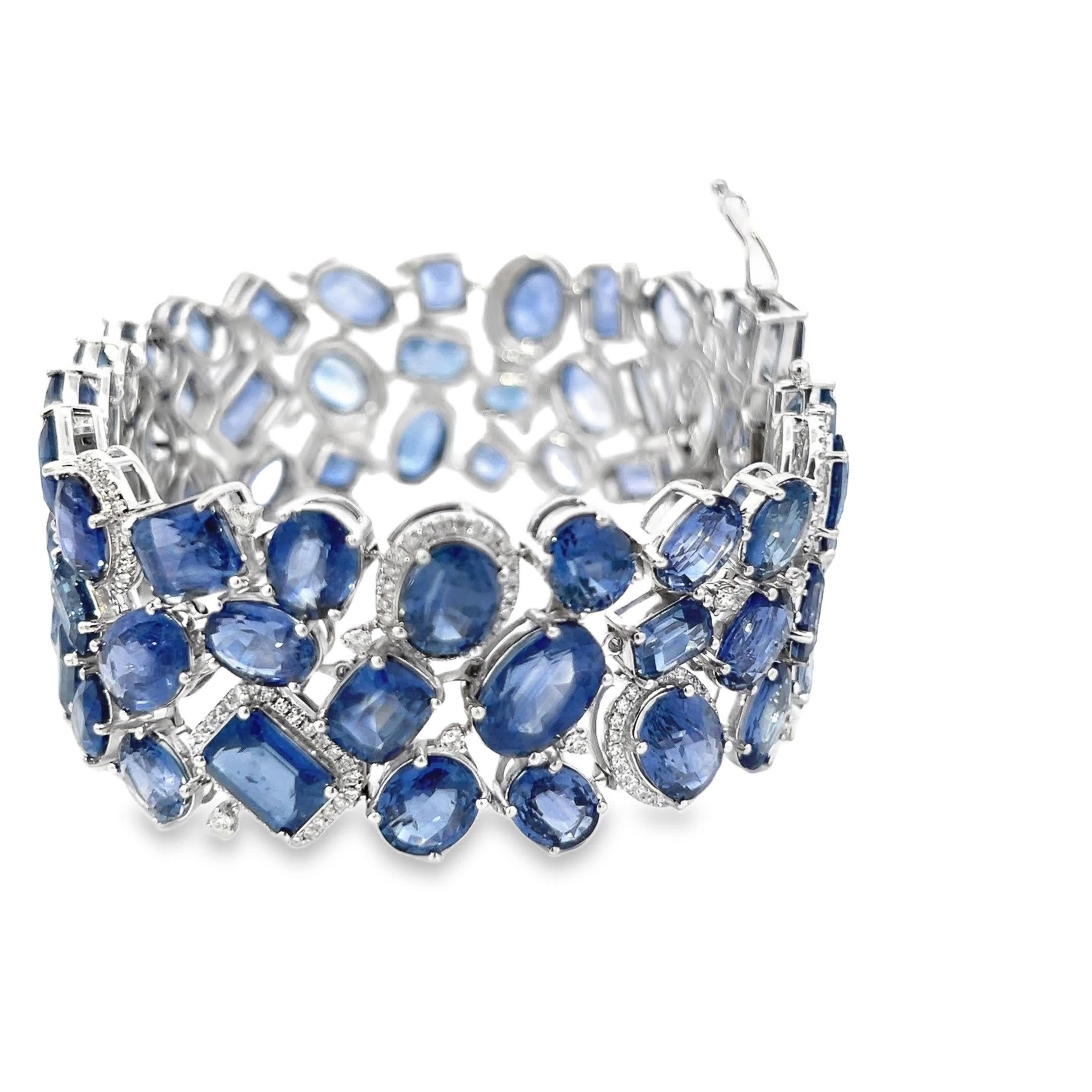 Dieses exquisite blaue Edelsteinarmband ist ein echtes Statement. Die atemberaubende Anordnung von blauen Steinen fängt das Licht wunderschön ein und ist damit perfekt für jede Gelegenheit. Ganz gleich, ob Sie sich für einen Abend herausputzen oder