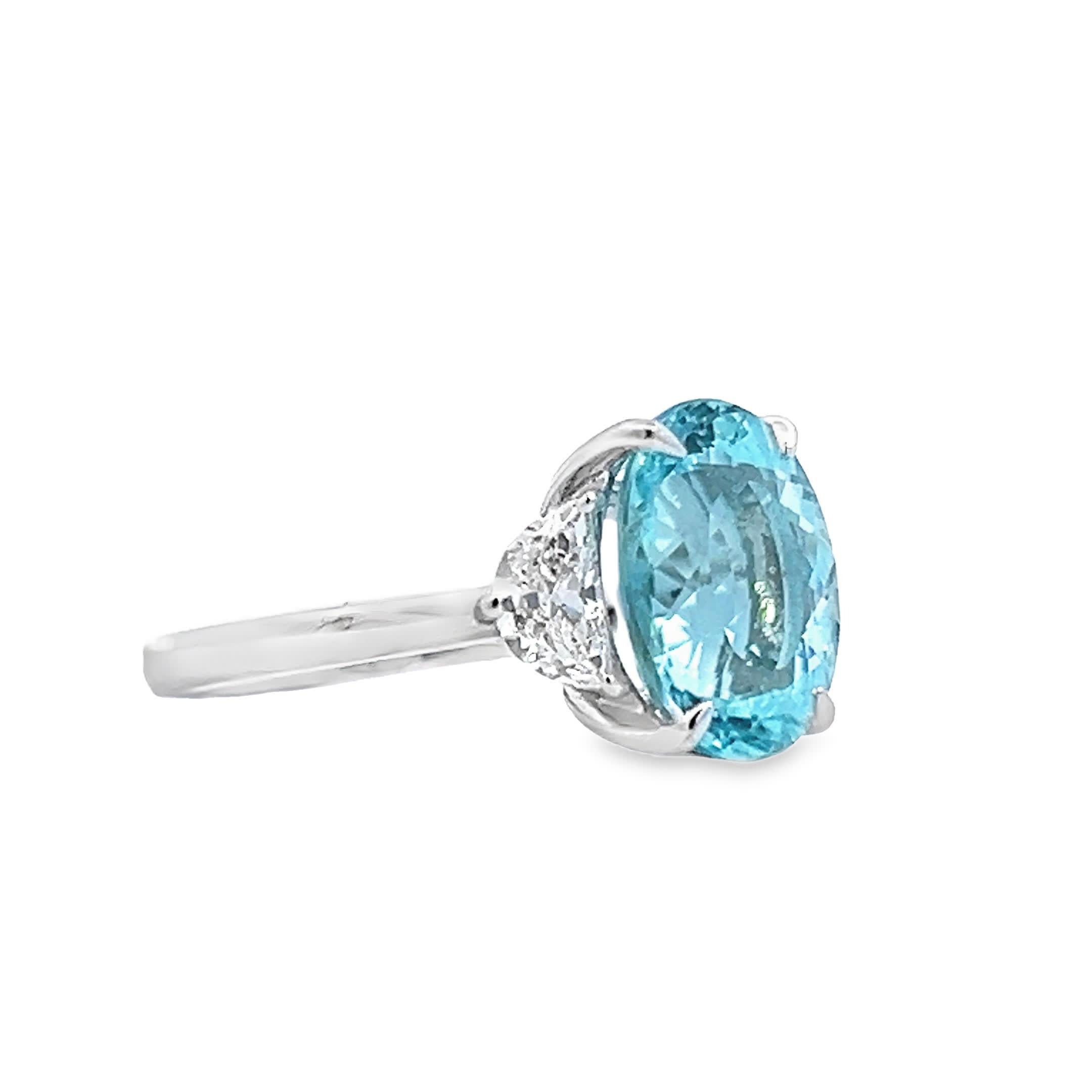 This exquisite ring features a captivating blue gemstone at its center, surrounded by sparkling accents that enhance its beauty. Crafted with precision, it is perfect for those who appreciate elegance and sophistication in their jewelry collection.