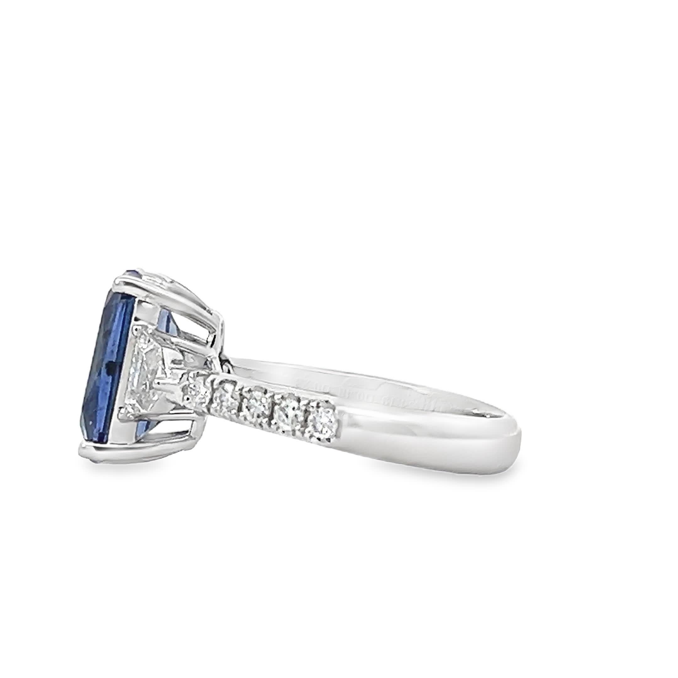 Dieser exquisite Ring zeigt in der Mitte einen fesselnden blauen Edelstein, der von funkelnden Akzenten umgeben ist, die seine Schönheit unterstreichen. Sie ist mit Präzision gefertigt und eignet sich perfekt für besondere Anlässe oder als Blickfang