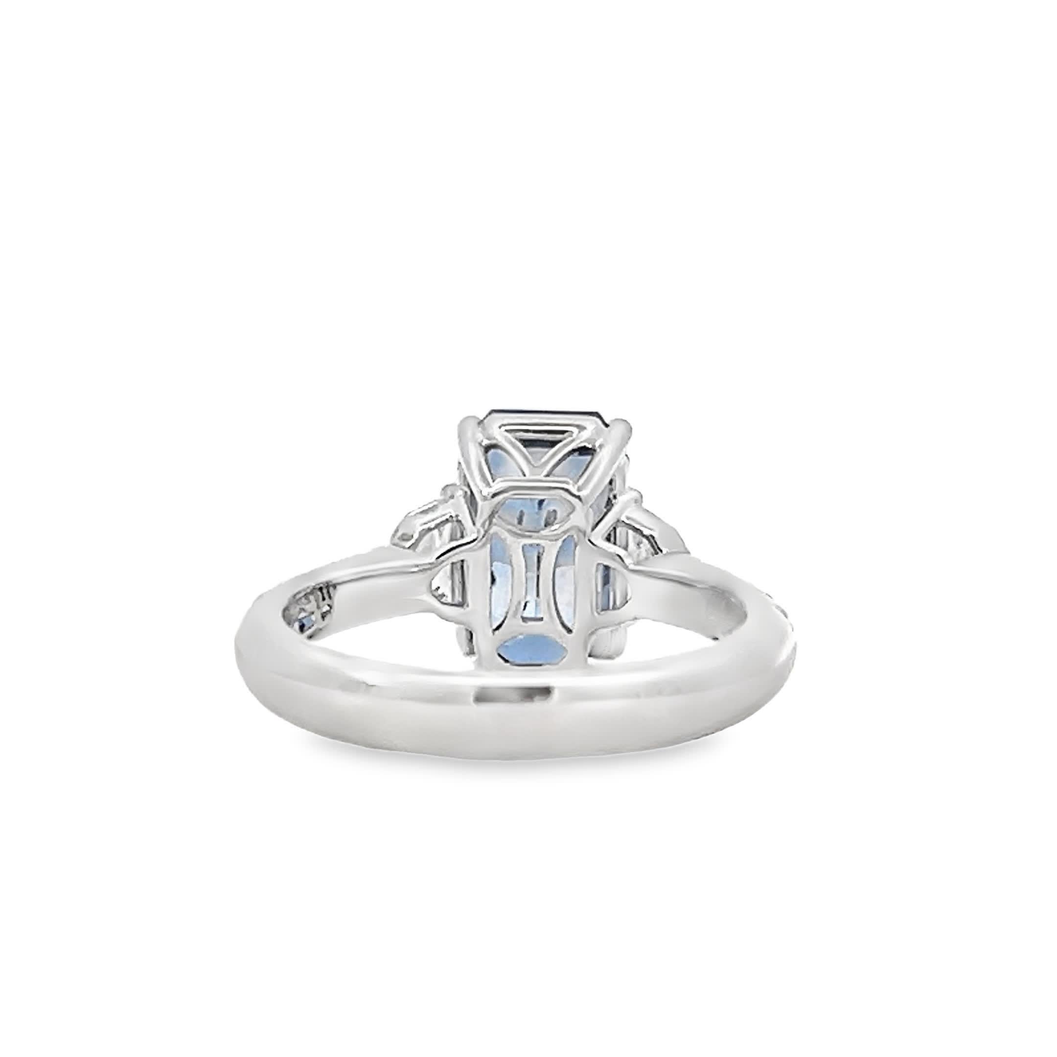 Atemberaubender Ring mit blauem Edelstein im Zustand „Neu“ im Angebot in Great Neck Plaza, NY