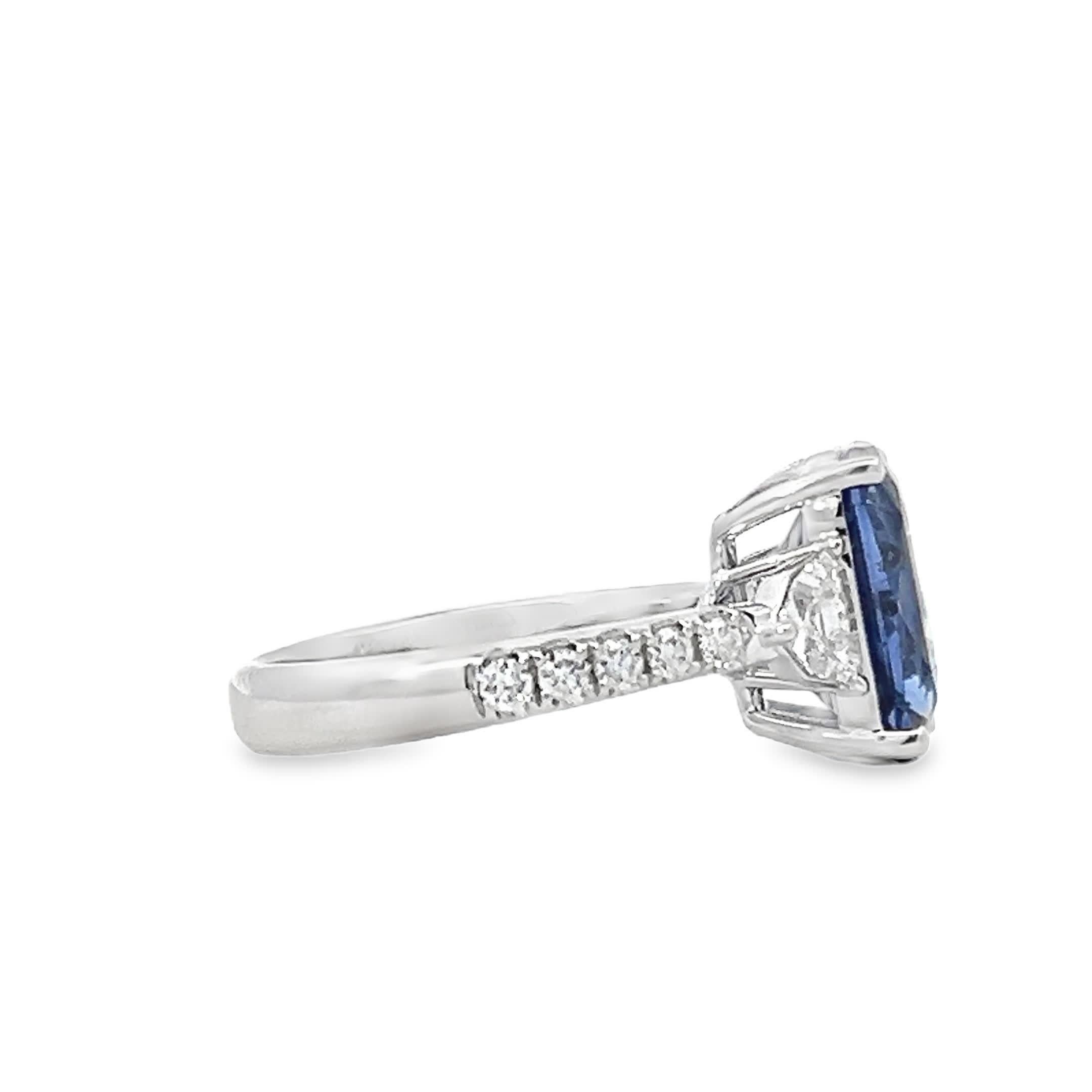 Atemberaubender Ring mit blauem Edelstein Damen im Angebot