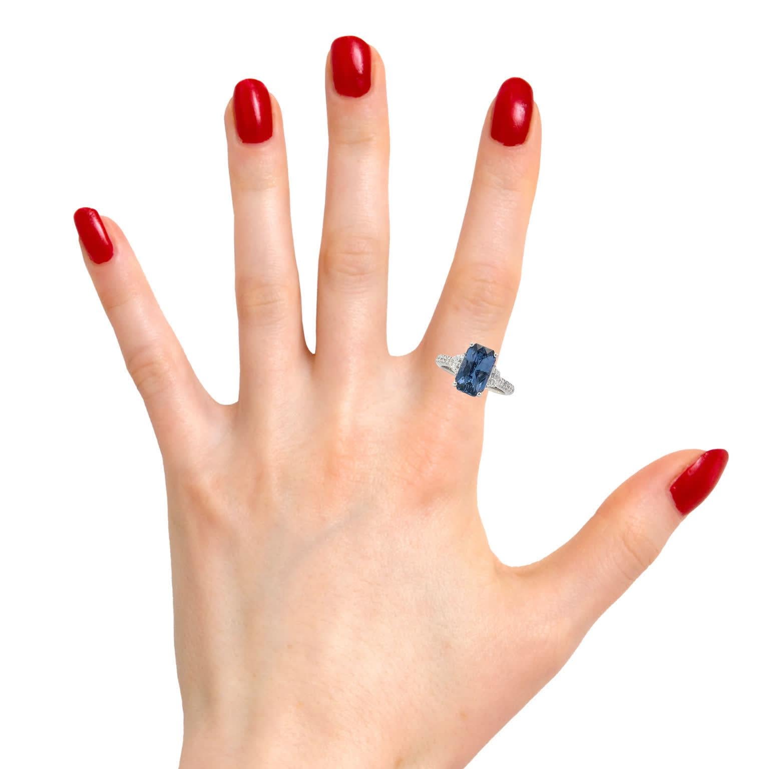 Atemberaubender Ring mit blauem Edelstein im Angebot 1
