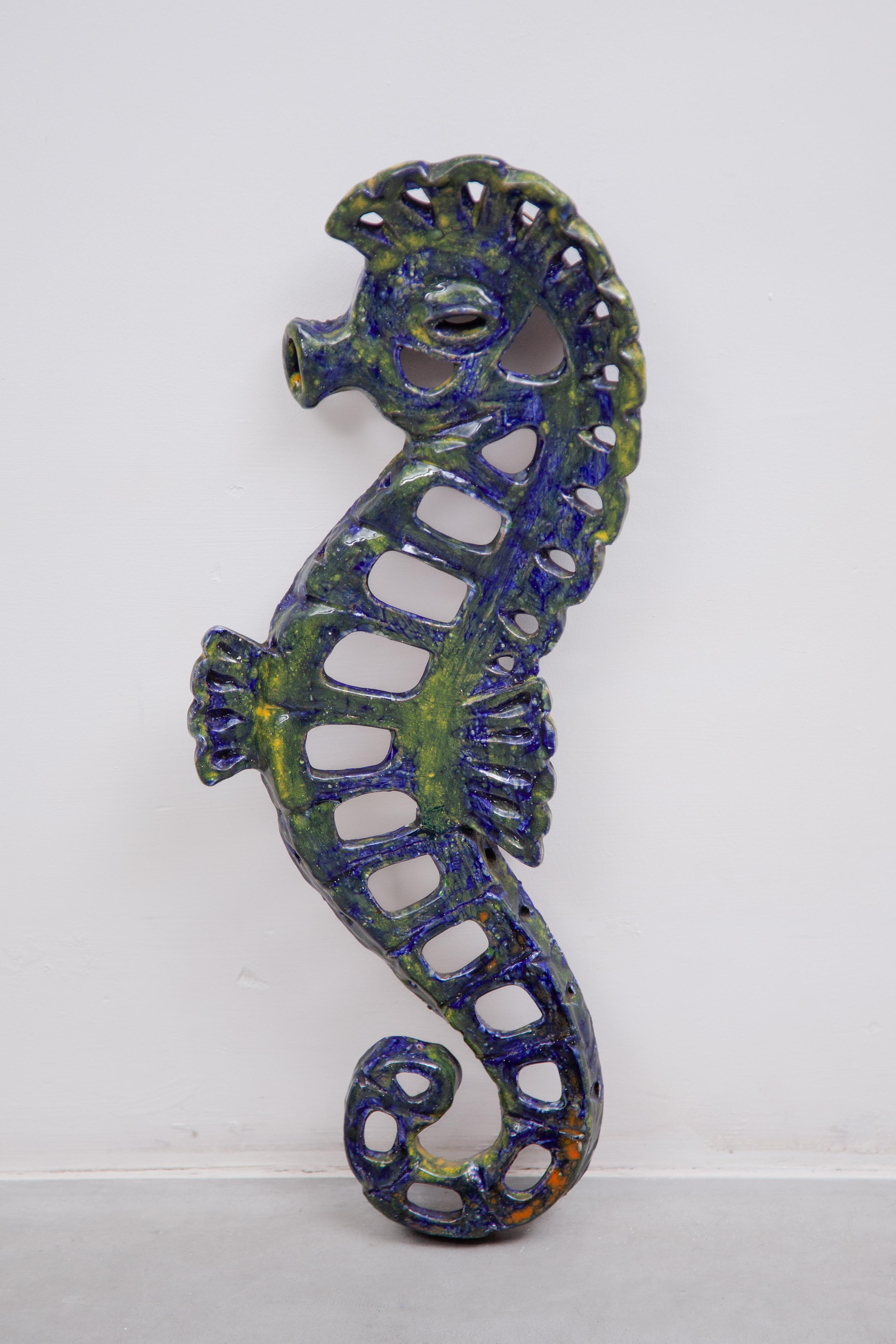 La escultura de pared de cerámica del caballito de mar azul se fabricó en un taller de Bélgica, en la década de 1970. Bonito caballito de mar esmaltado en azul cobalto con detalles verdes. Esta pieza única es una obra de arte que encaja