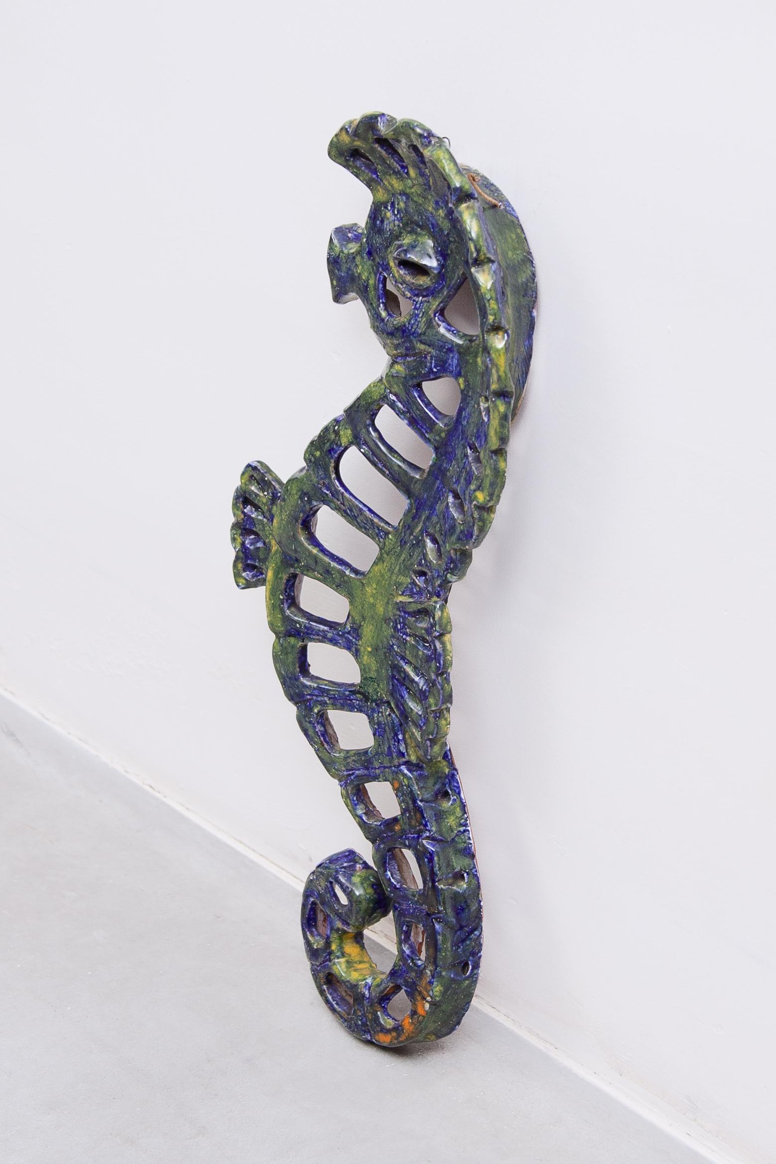 Impresionante escultura de pared Caballito de mar esmaltado en azul, años 70 Moderno de mediados de siglo en venta