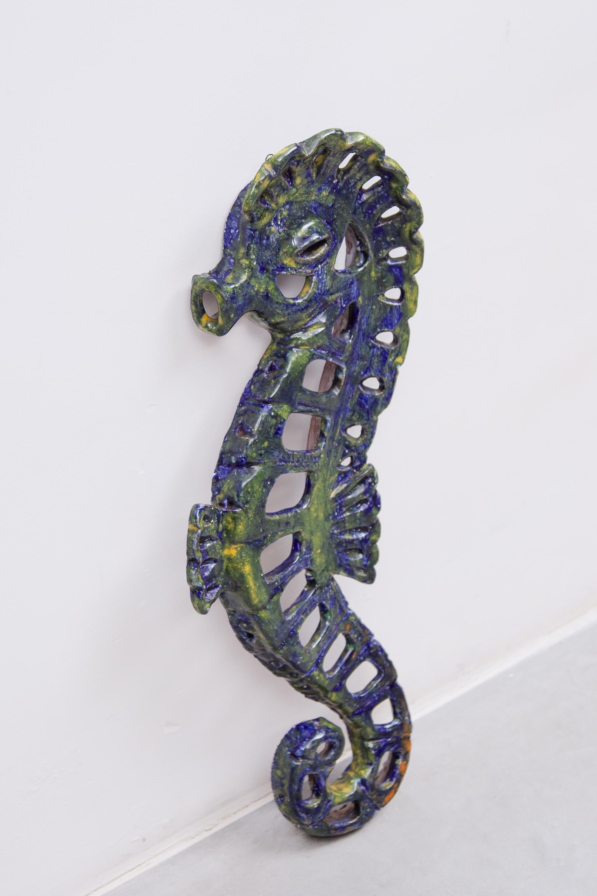 Impresionante escultura de pared Caballito de mar esmaltado en azul, años 70 Belga en venta