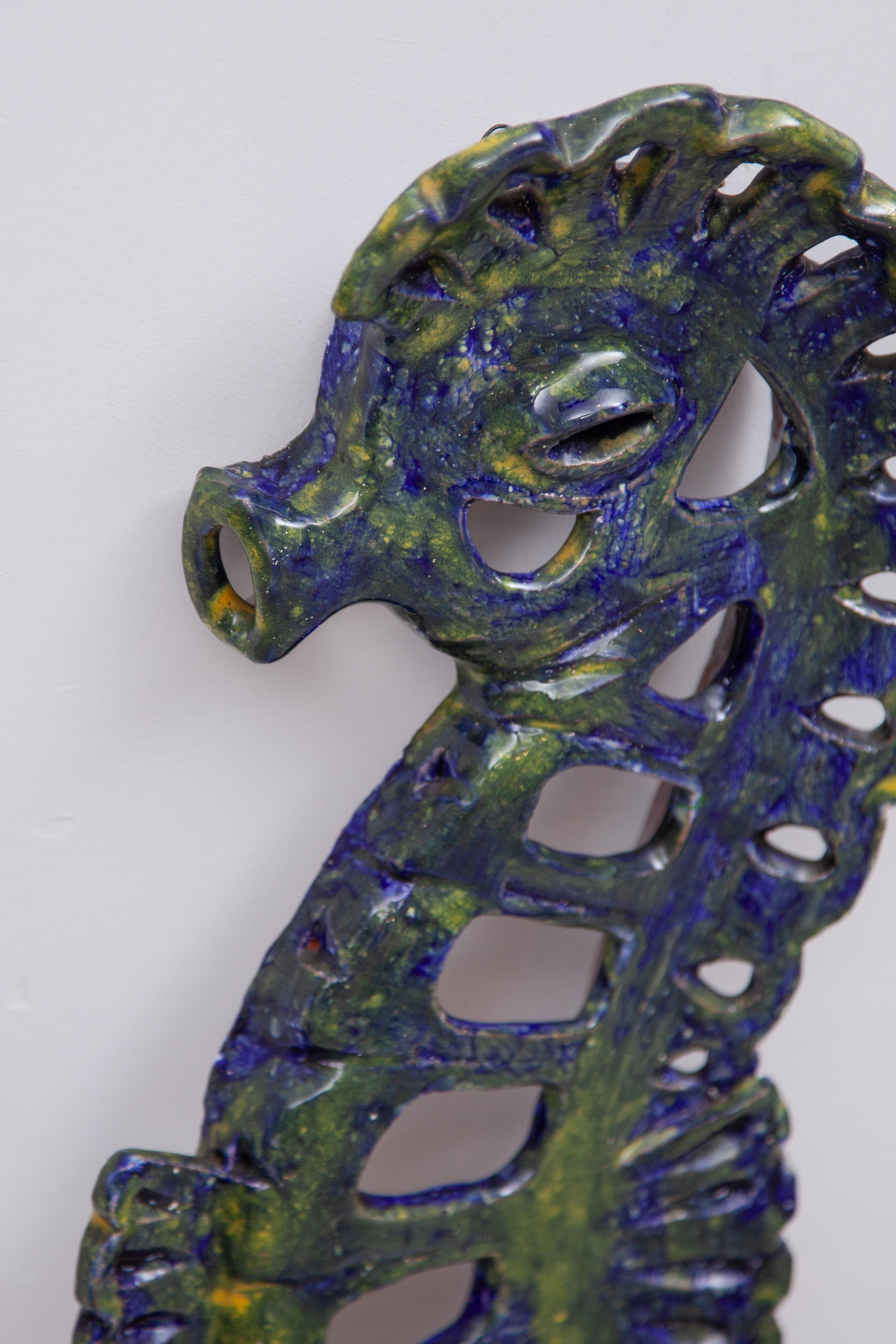 Impresionante escultura de pared Caballito de mar esmaltado en azul, años 70 Glaseado en venta