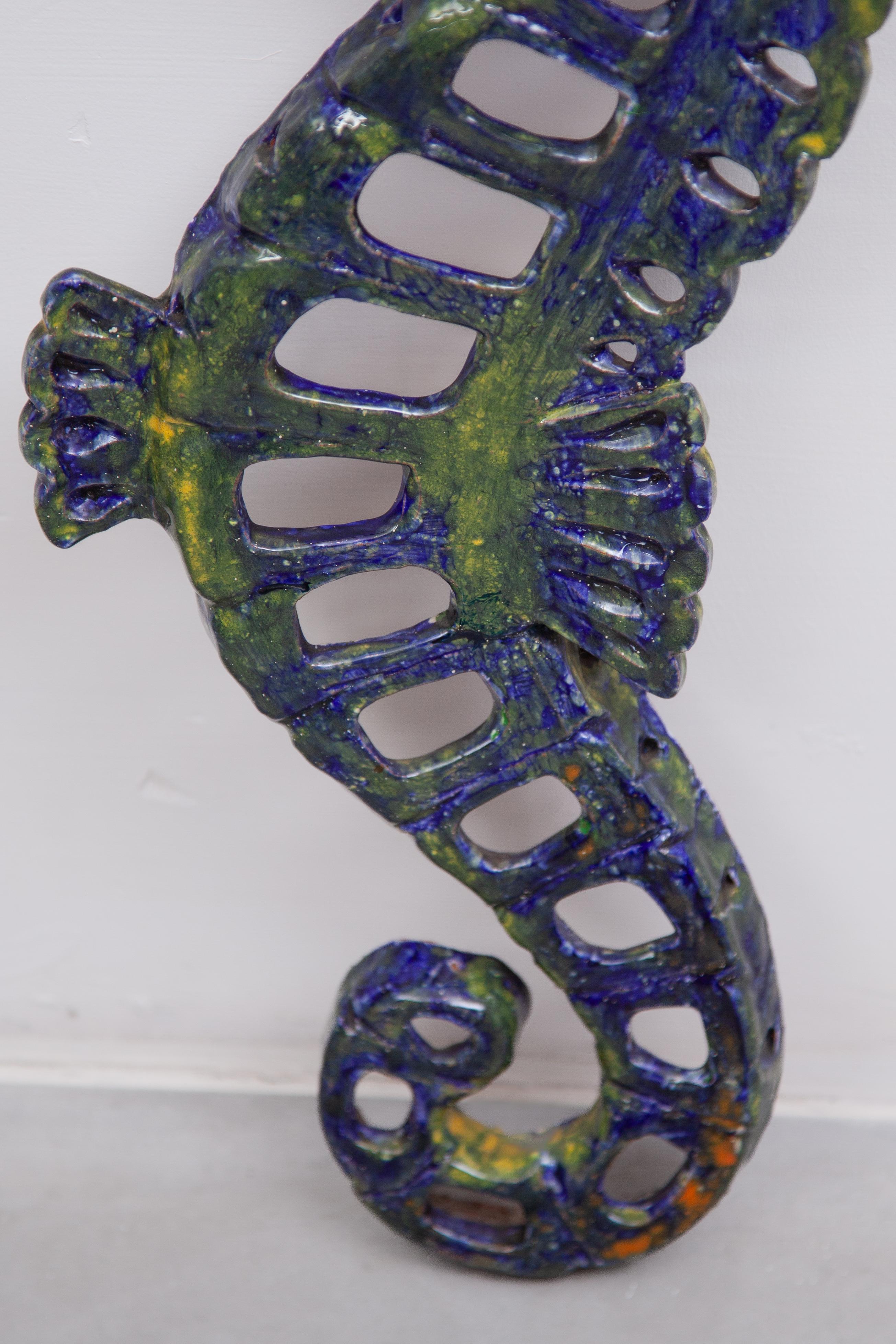 Impresionante escultura de pared Caballito de mar esmaltado en azul, años 70 en Bueno estado para la venta en Antwerp, BE