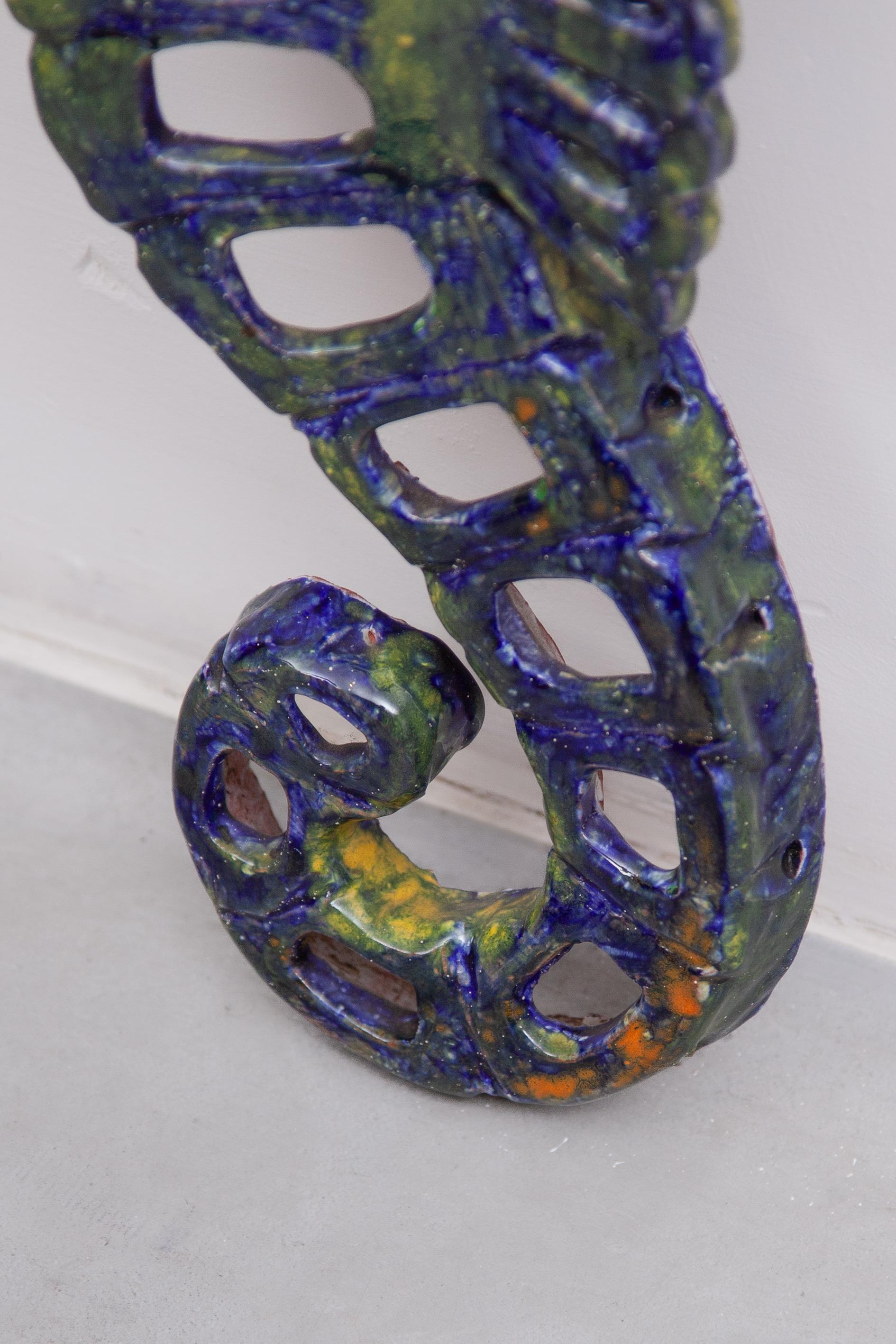 Impresionante escultura de pared Caballito de mar esmaltado en azul, años 70 finales del siglo XX en venta