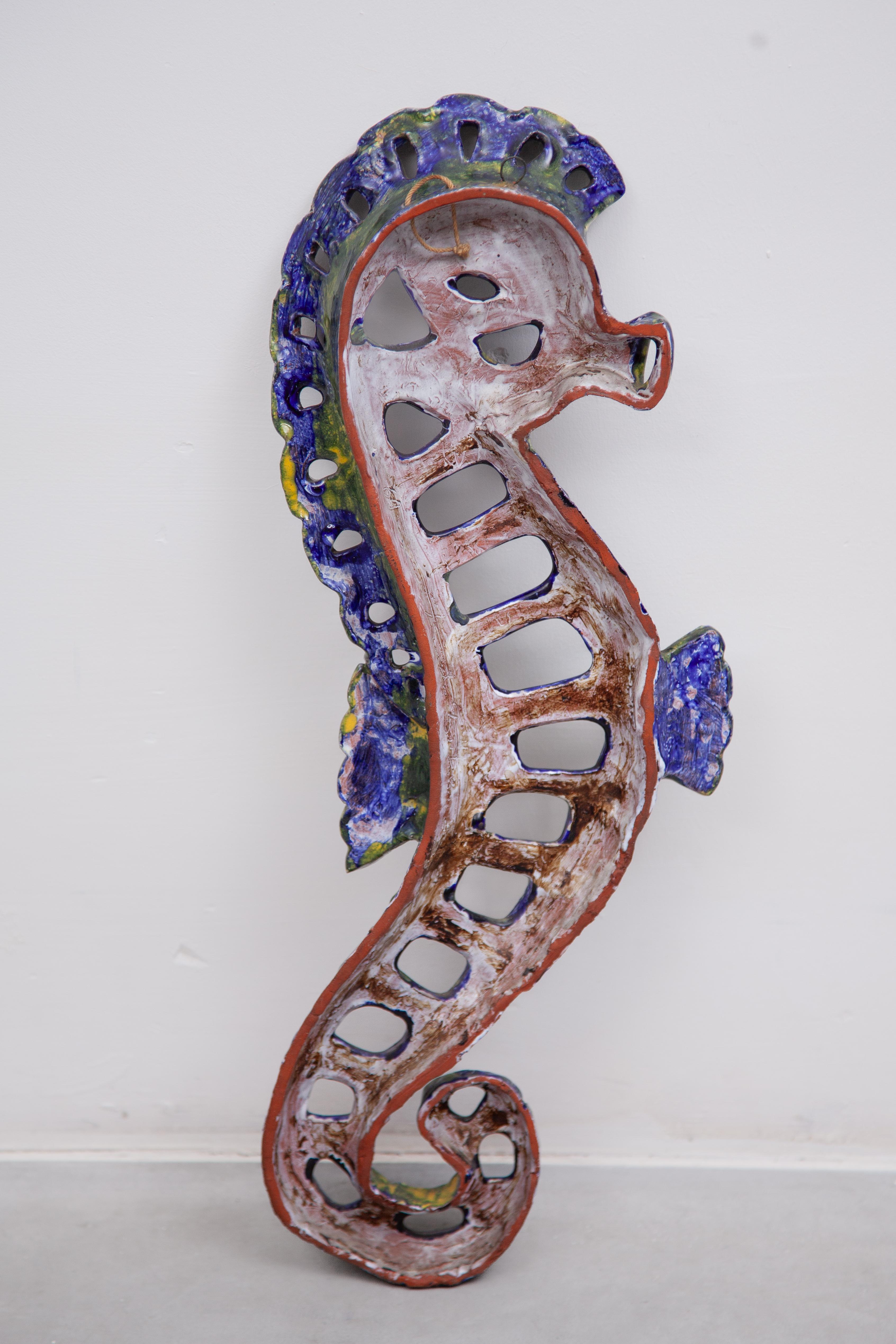 Impresionante escultura de pared Caballito de mar esmaltado en azul, años 70 Cerámico en venta