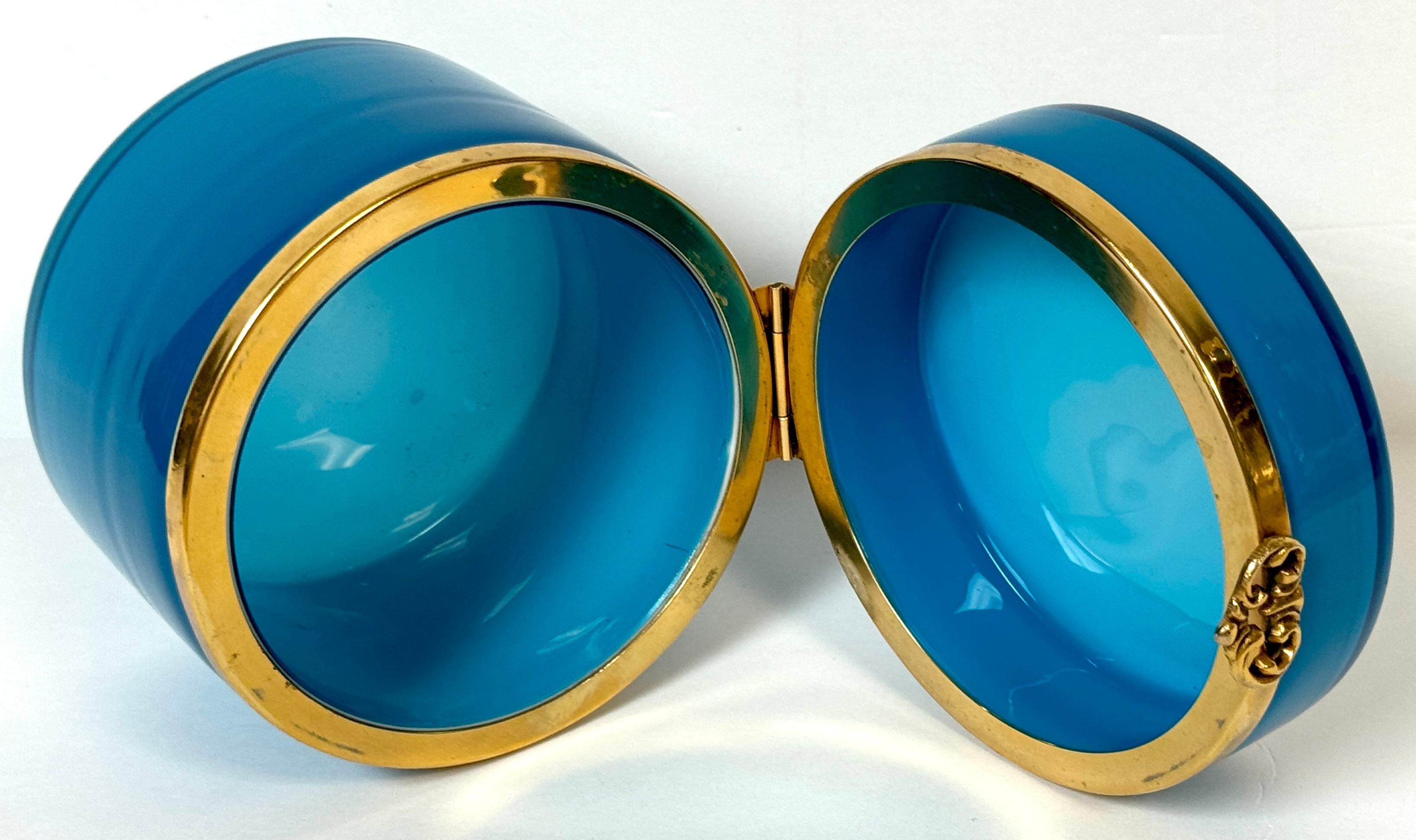 Impresionante Caja de Mesa Redonda Montada de Cristal de Murano Azul Ormolu en venta 4
