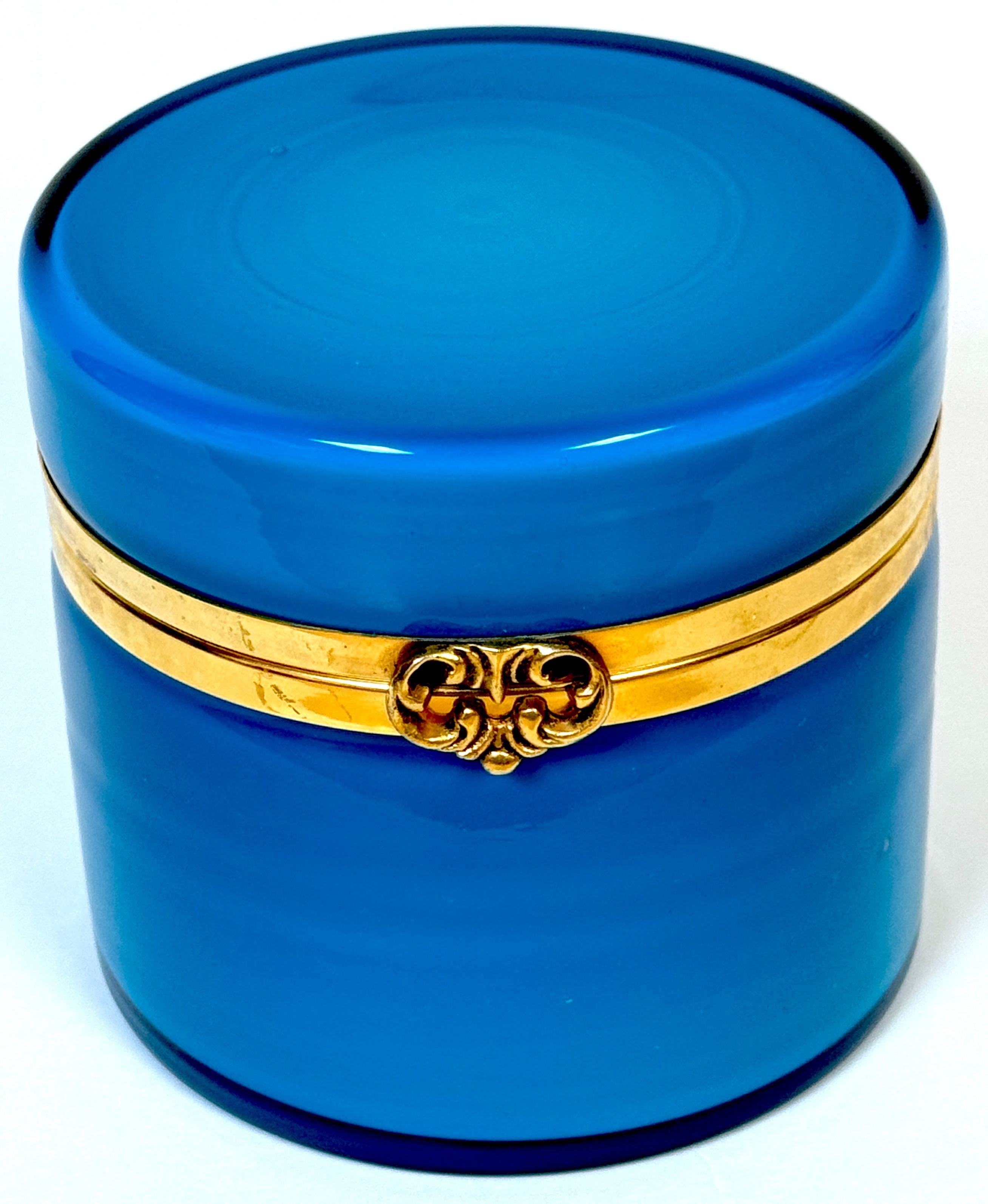 Impresionante Caja de Mesa Redonda Montada de Cristal de Murano Azul Ormolu 
Italia, mediados del siglo XX 

Esta hermosa Caja de Mesa Redonda de Cristal de Murano Azul Montado en Ormolu, fabricada en Italia a mediados del siglo XX, es una notable