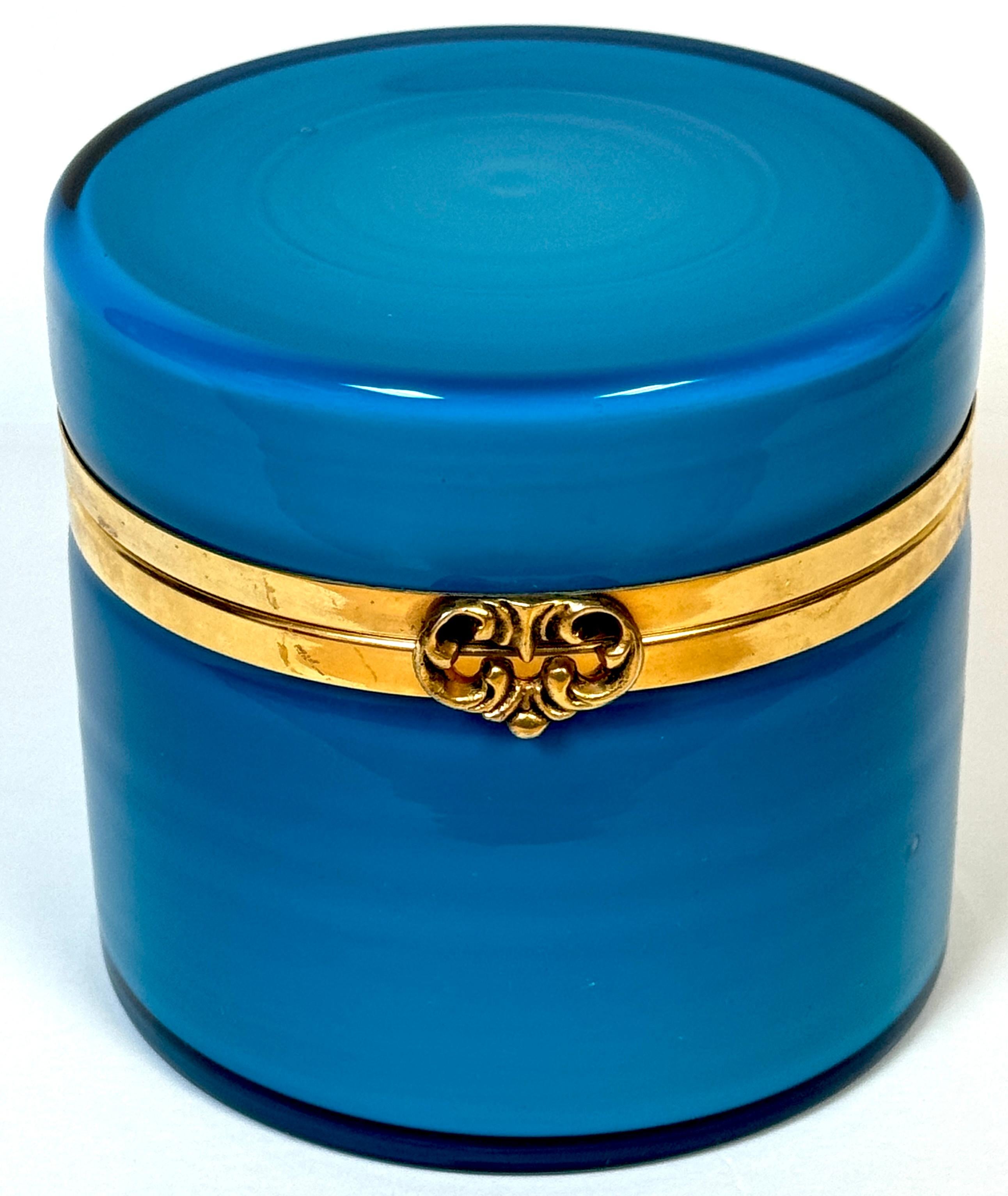 Impresionante Caja de Mesa Redonda Montada de Cristal de Murano Azul Ormolu Neoclásico en venta
