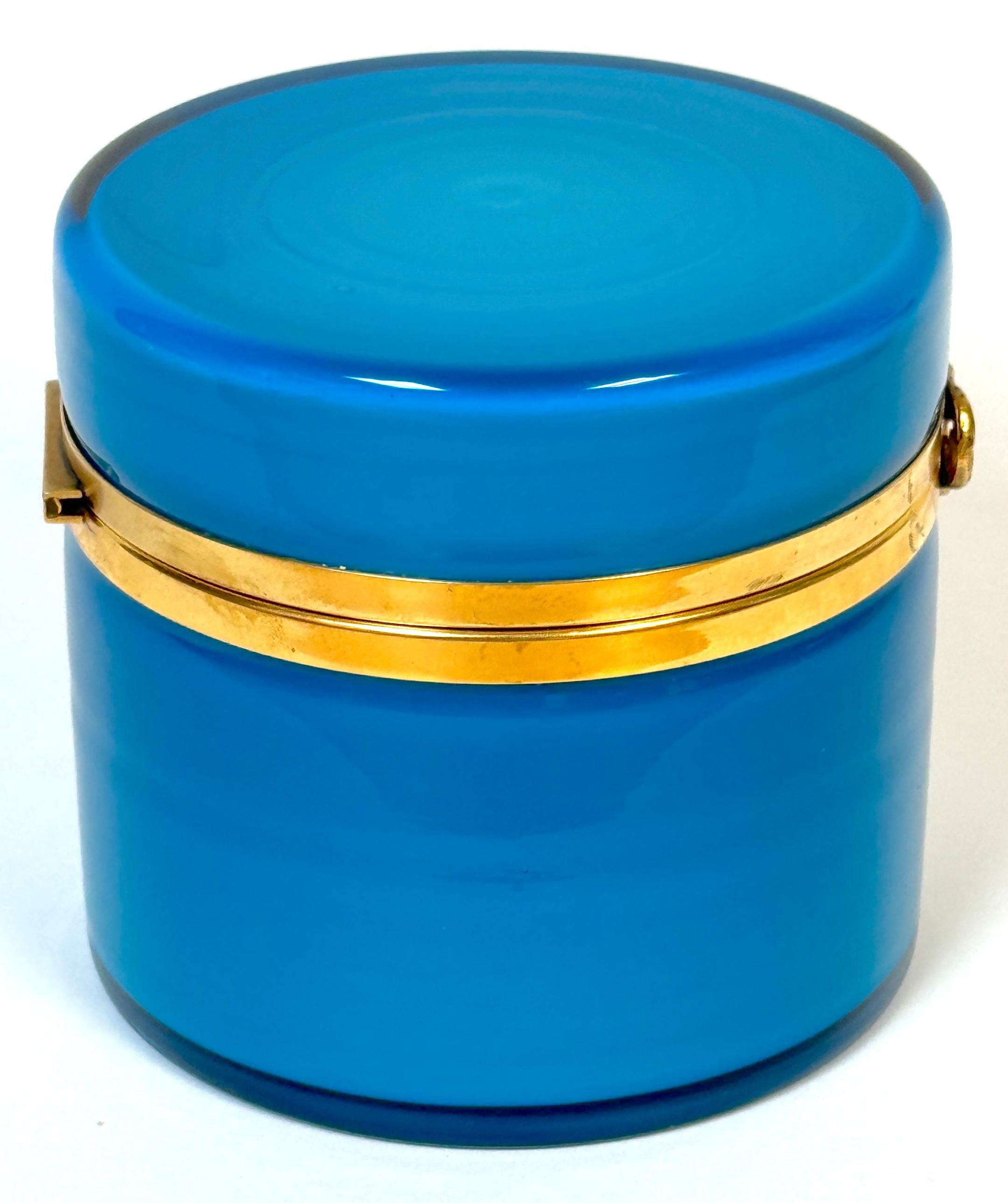 Impresionante Caja de Mesa Redonda Montada de Cristal de Murano Azul Ormolu siglo XX en venta