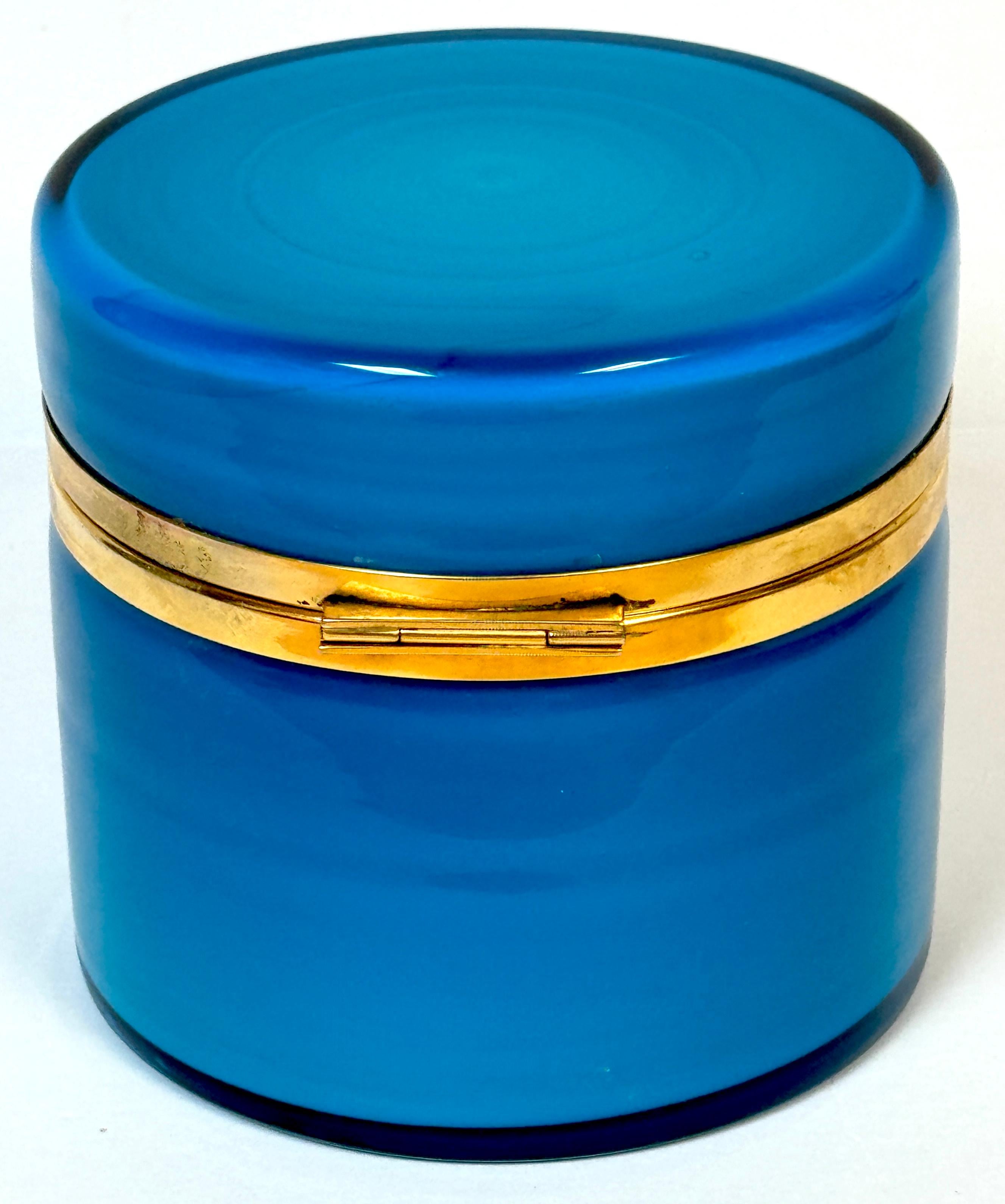 Impresionante Caja de Mesa Redonda Montada de Cristal de Murano Azul Ormolu en venta 1