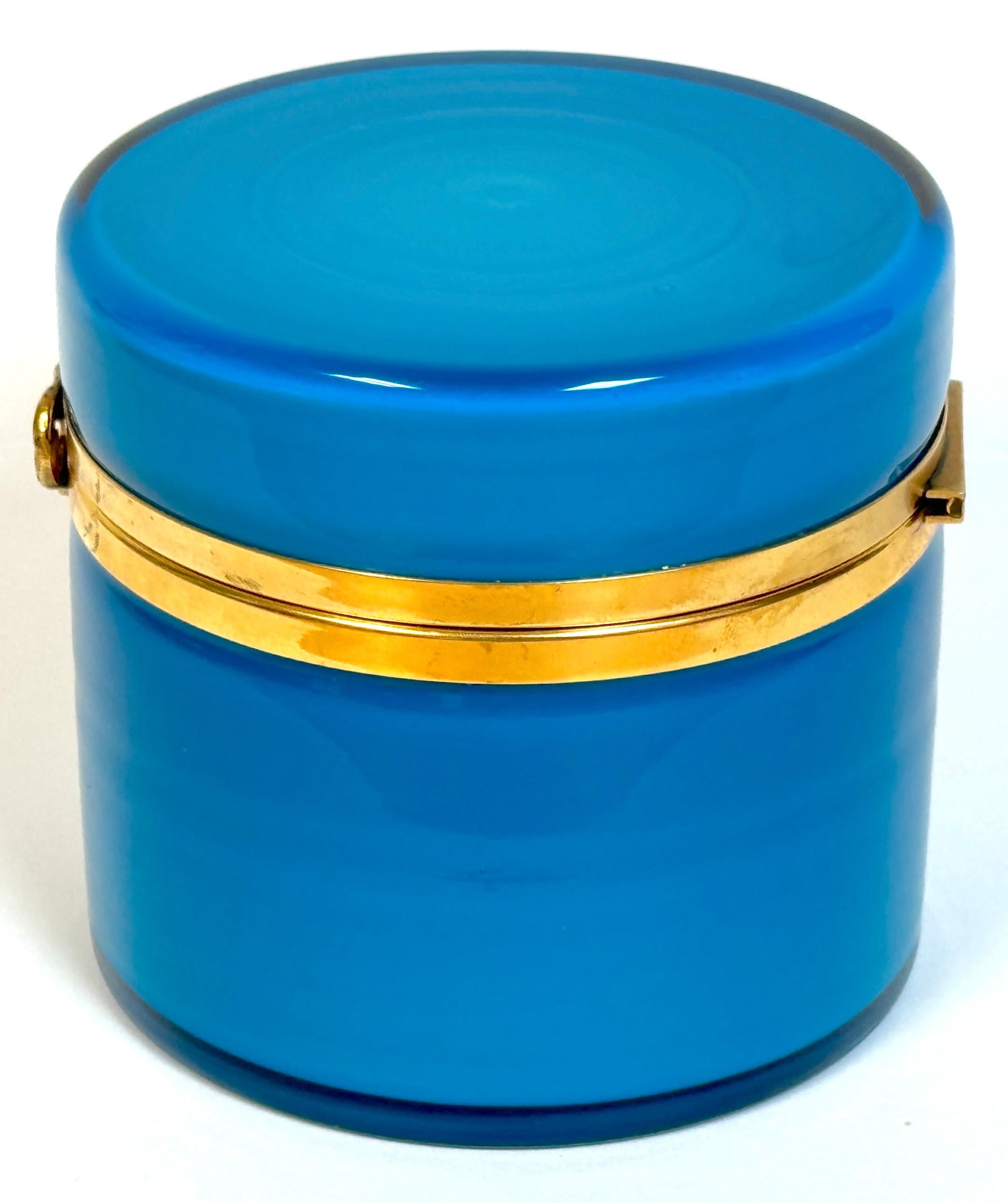 Impresionante Caja de Mesa Redonda Montada de Cristal de Murano Azul Ormolu en venta 2