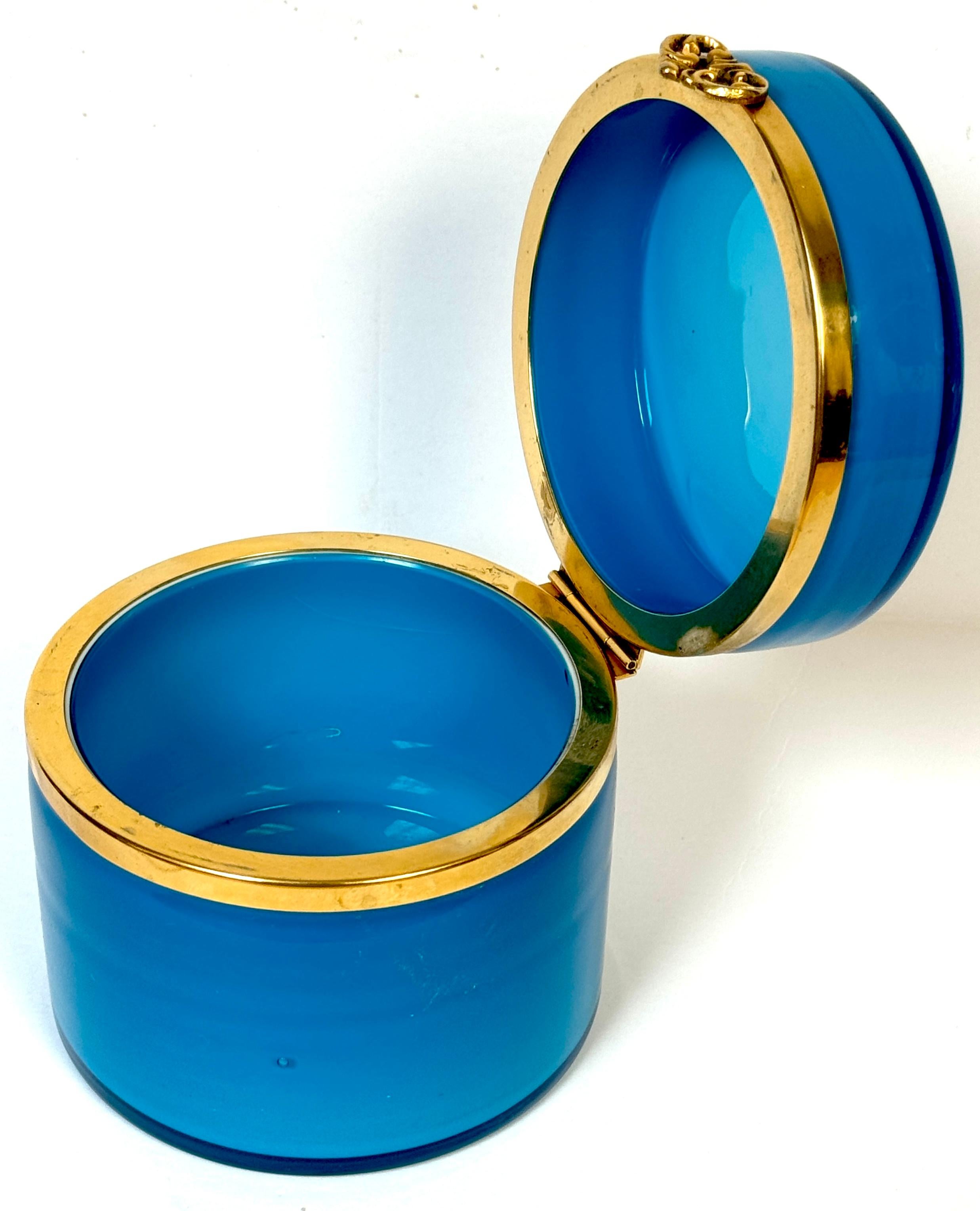 Impresionante Caja de Mesa Redonda Montada de Cristal de Murano Azul Ormolu en venta 3
