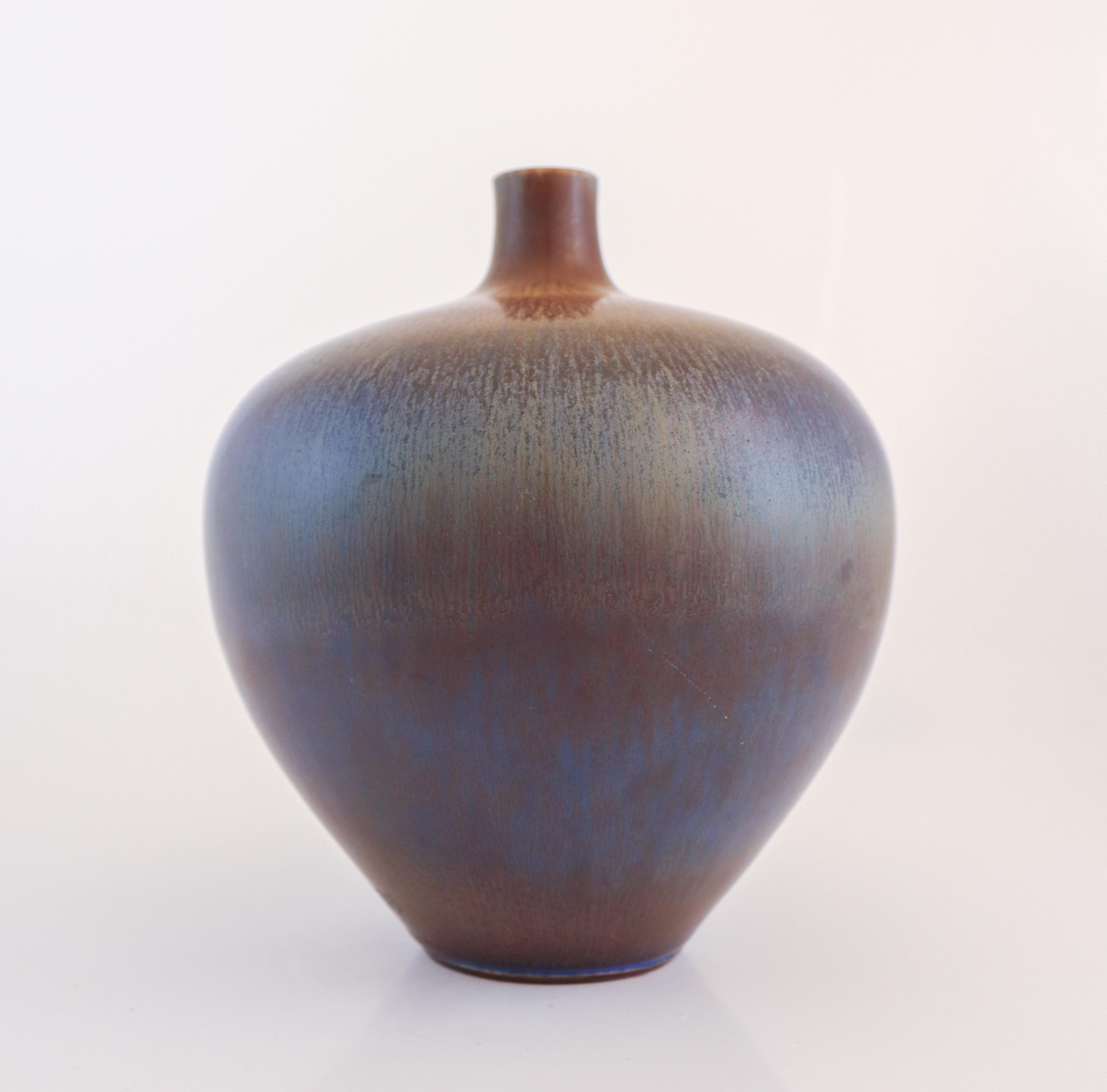 Scandinavo moderno Stunning Blue Stoneware Vase, Berndt Friberg, Gustavsberg 1963 in vendita