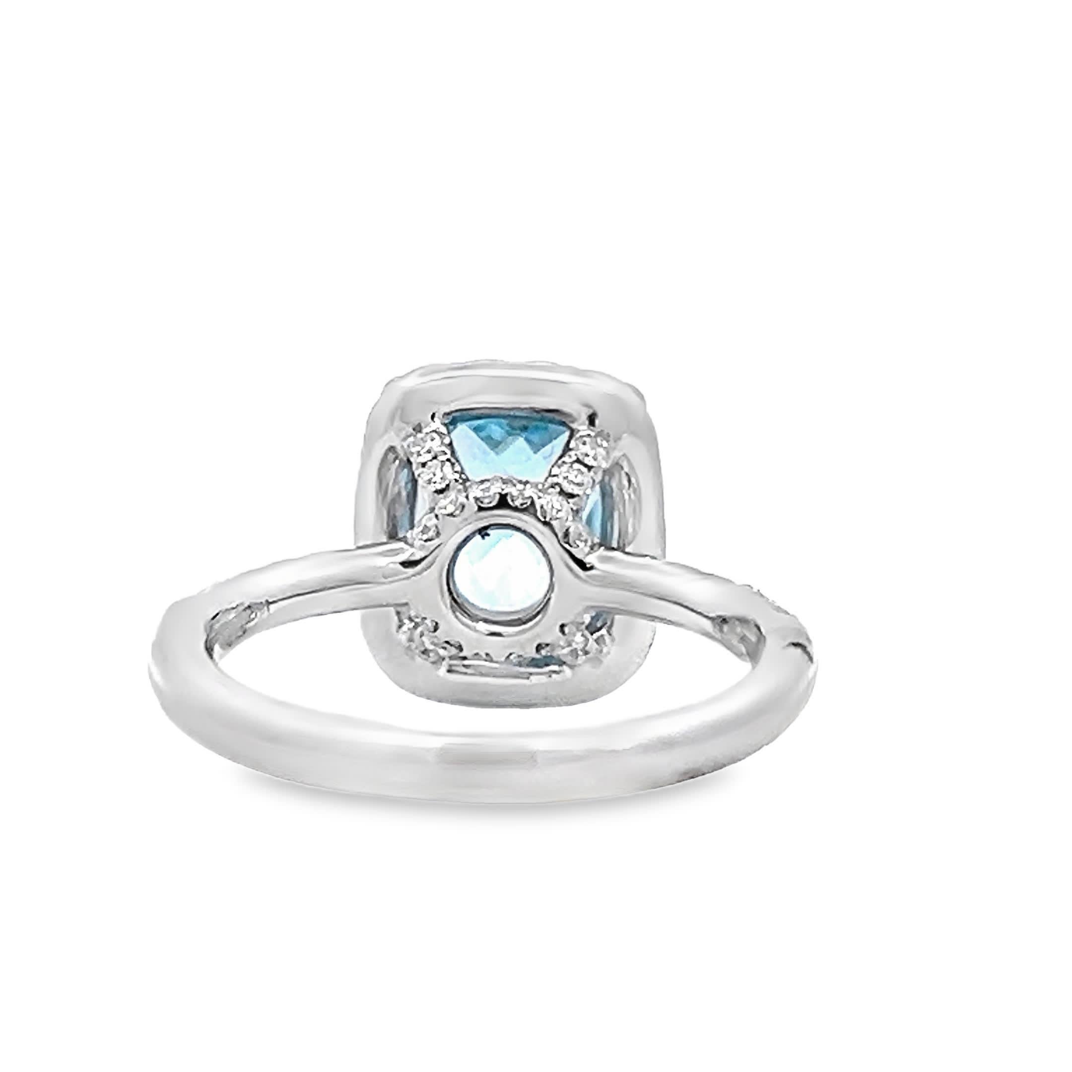 Stunning Blue Topaz Ring In New Condition For Sale In Great Neck Plaza, NY