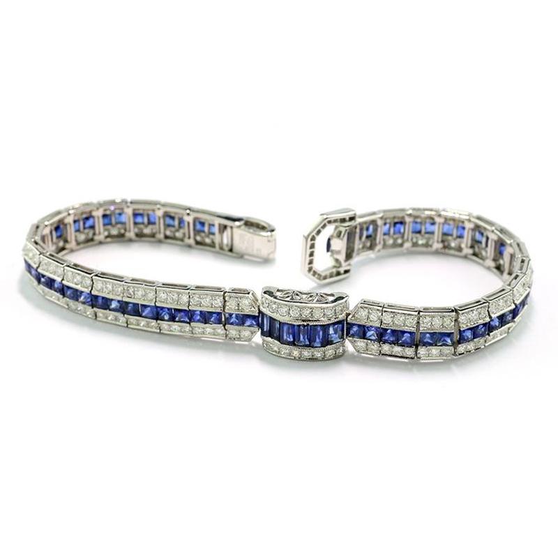 Hochkarätiges Armband im Retro-Design, inspiriert von Art-Déco-Schmuck, mit 66 Saphiren im Quadrat- und Baguetteschliff, mit einem Gesamtgewicht von ca. 7,20 Karat. Die Saphire auf diesem Armband zeigen ein gleichmäßiges intensives Blau mit feiner