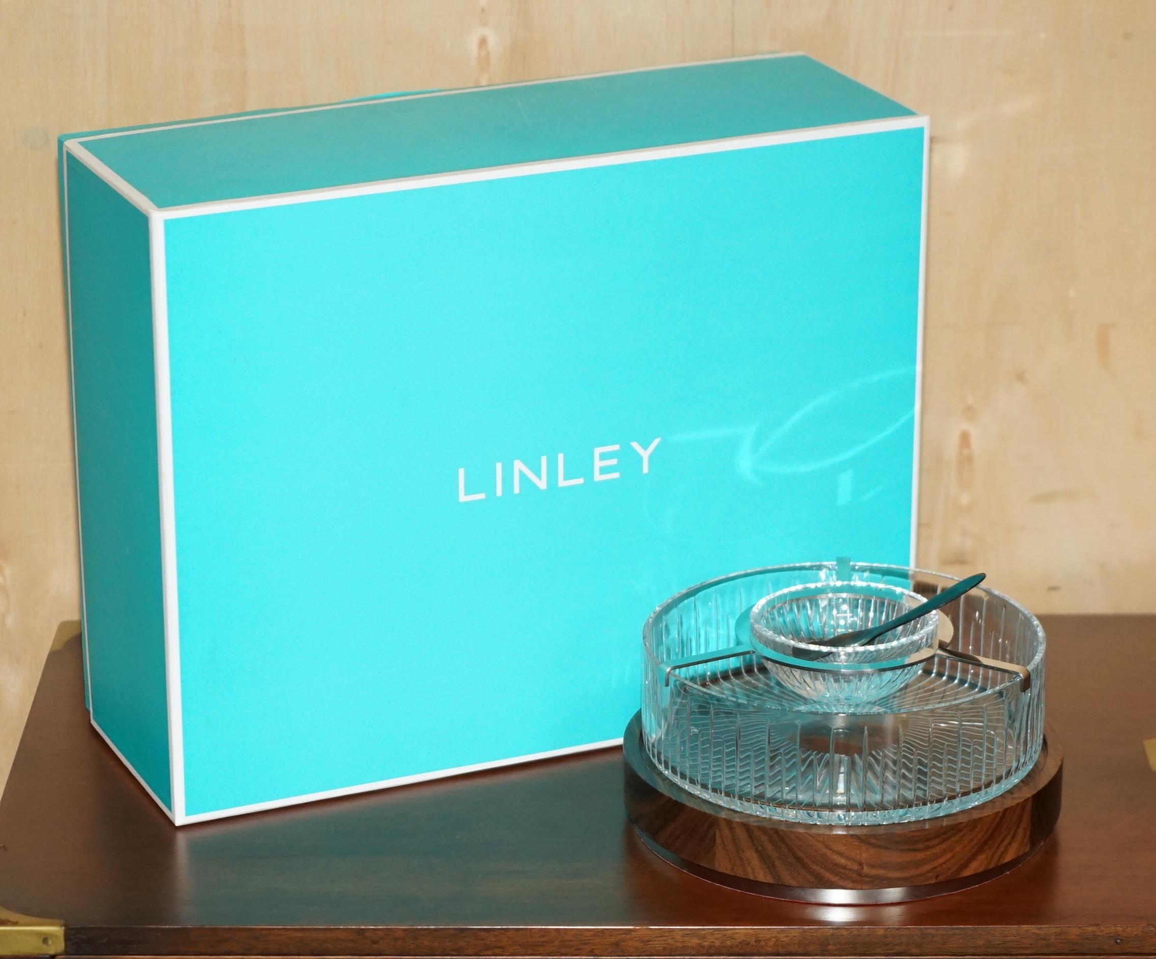 Royal House Antiques

Royal House Antiques freut sich, diese exquisite brandneu in der Originalverpackung mit den ursprünglichen Verpackungsmaterialien, Viscount David Linley Cut Glass Crystal Caviar Set mit einem Schildpatt-Löffel zum Verkauf