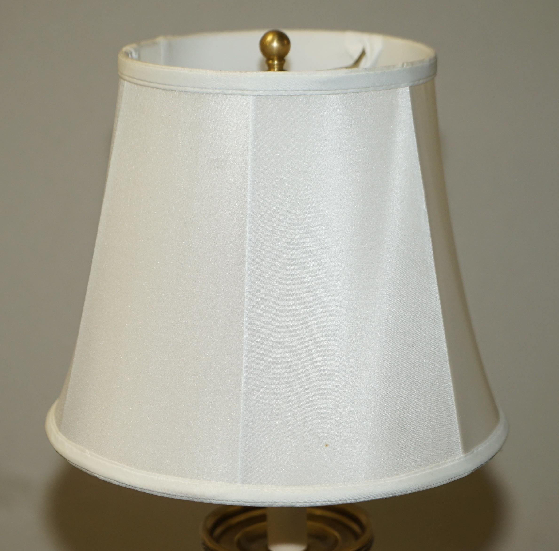 20ième siècle Superbe lampe de bureau haute en laiton Ralph Lauren doré et tournée, neuve et de qualité en vente