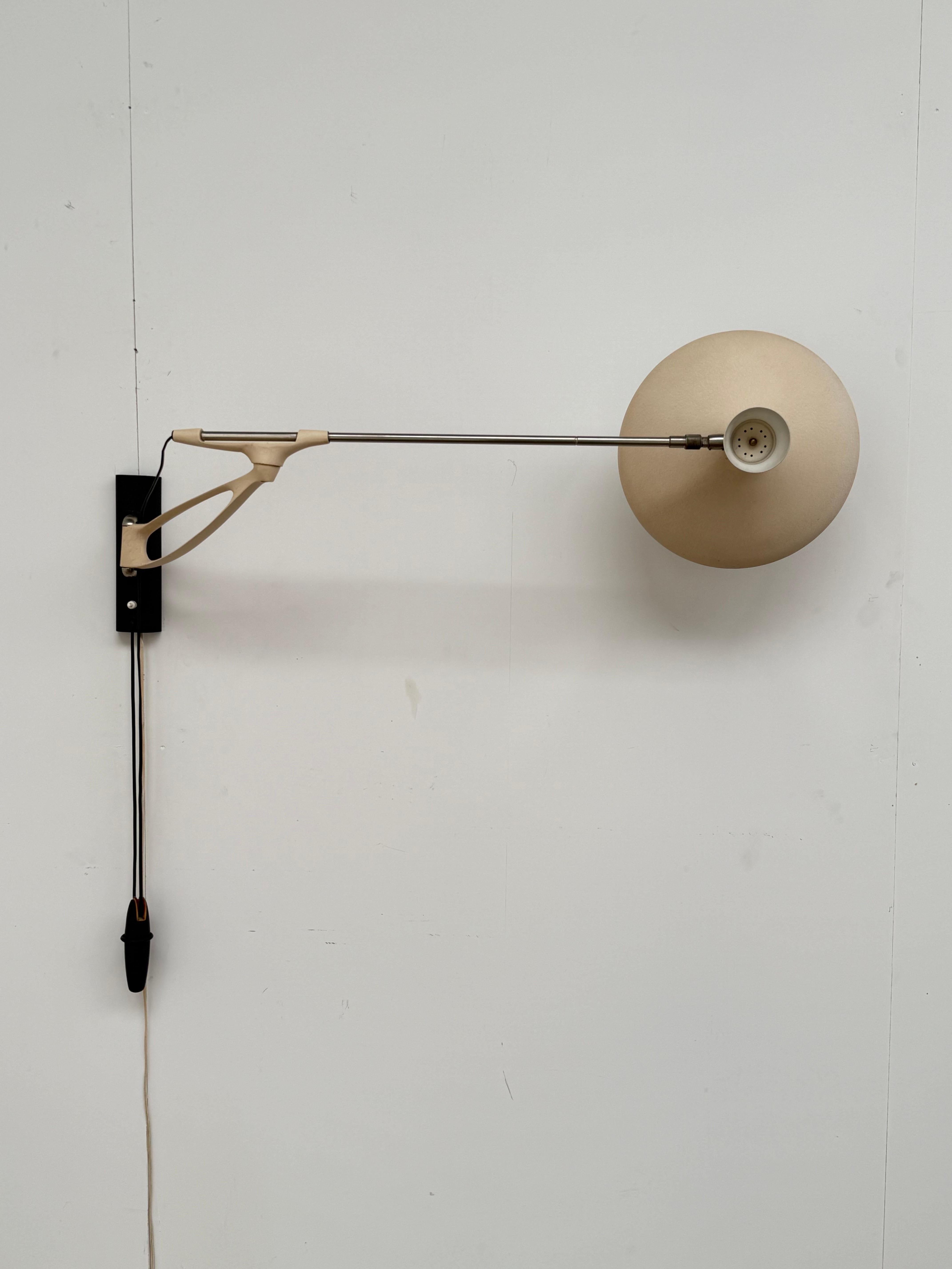 Impresionante aplique de pared de contrapeso con brazo oscilante de latón de los años 50 de Cosack Leuchten en venta 2