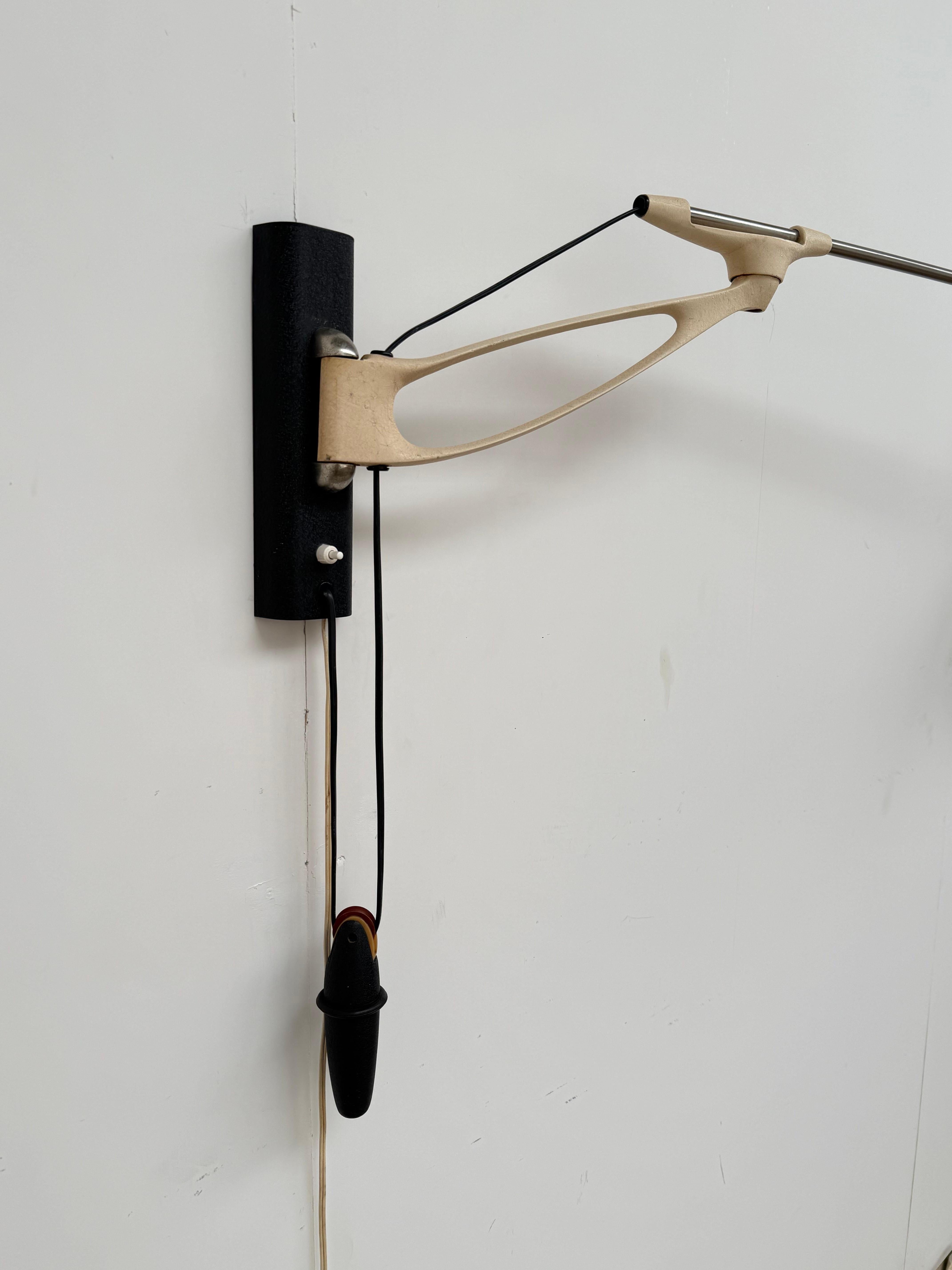 Impresionante aplique de pared de contrapeso con brazo oscilante de latón de los años 50 de Cosack Leuchten en venta 7