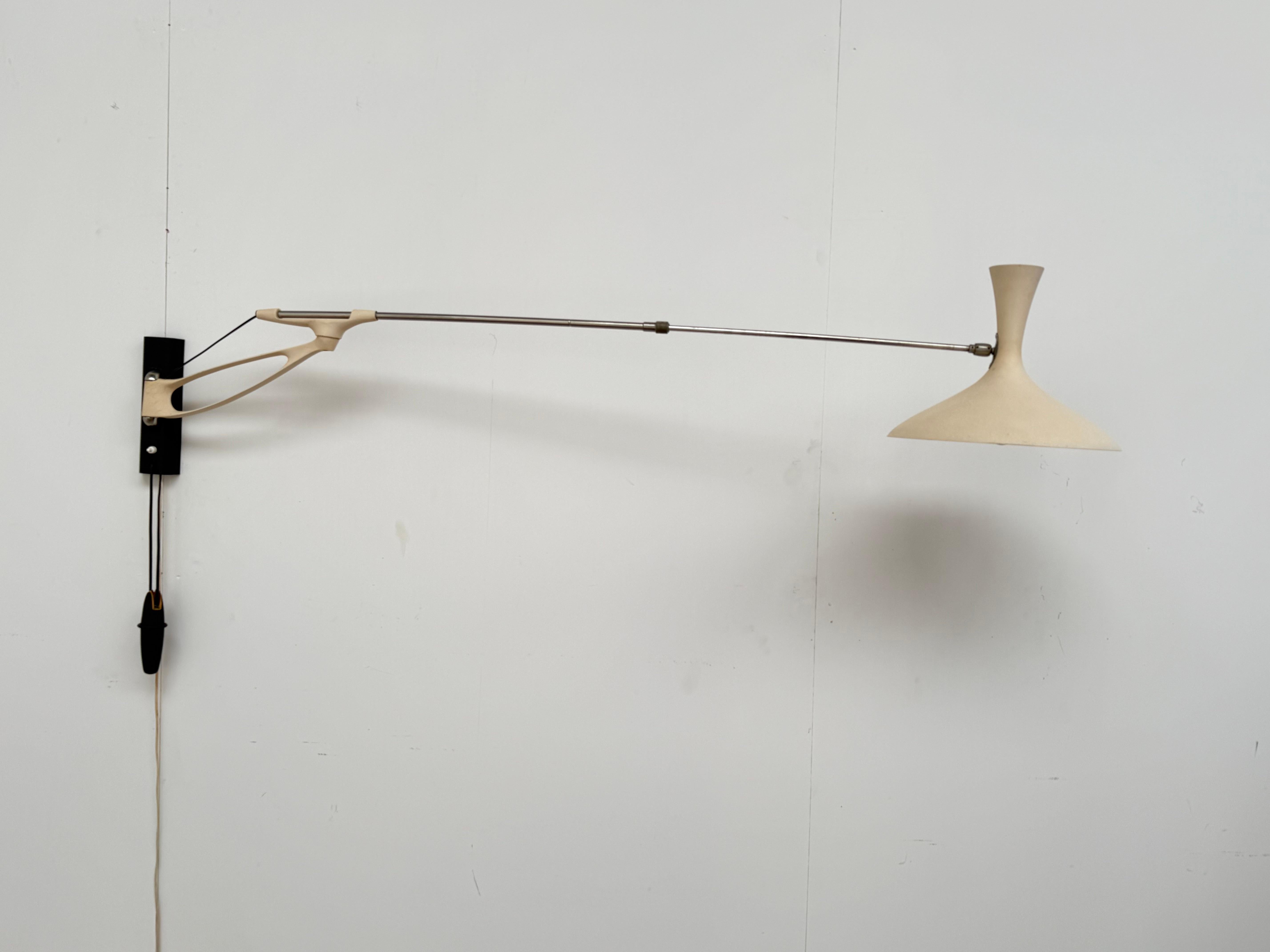 Impresionante aplique de pared de contrapeso con brazo oscilante de latón de los años 50 de Cosack Leuchten Chapado en venta