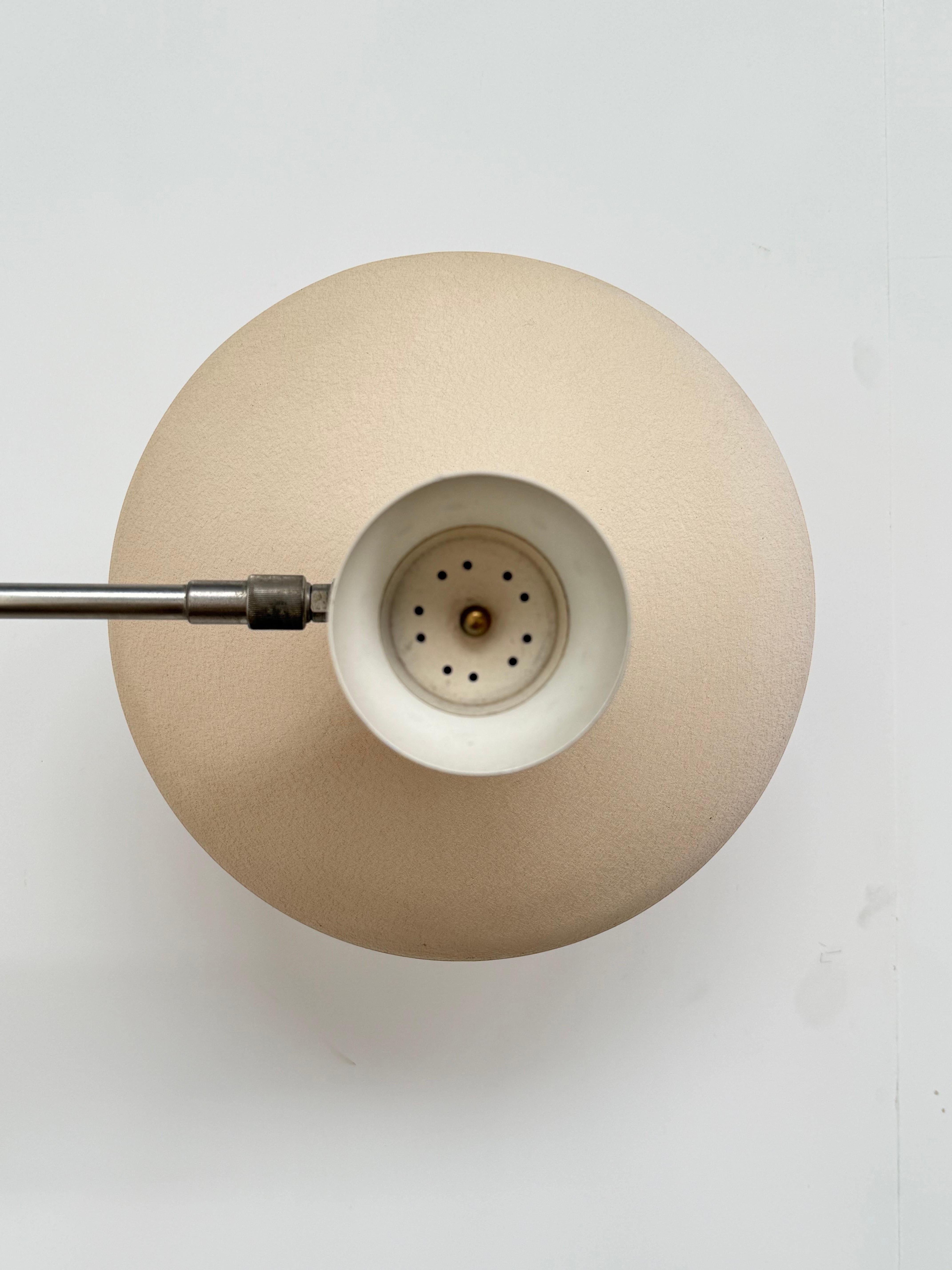 Impresionante aplique de pared de contrapeso con brazo oscilante de latón de los años 50 de Cosack Leuchten mediados del siglo XX en venta