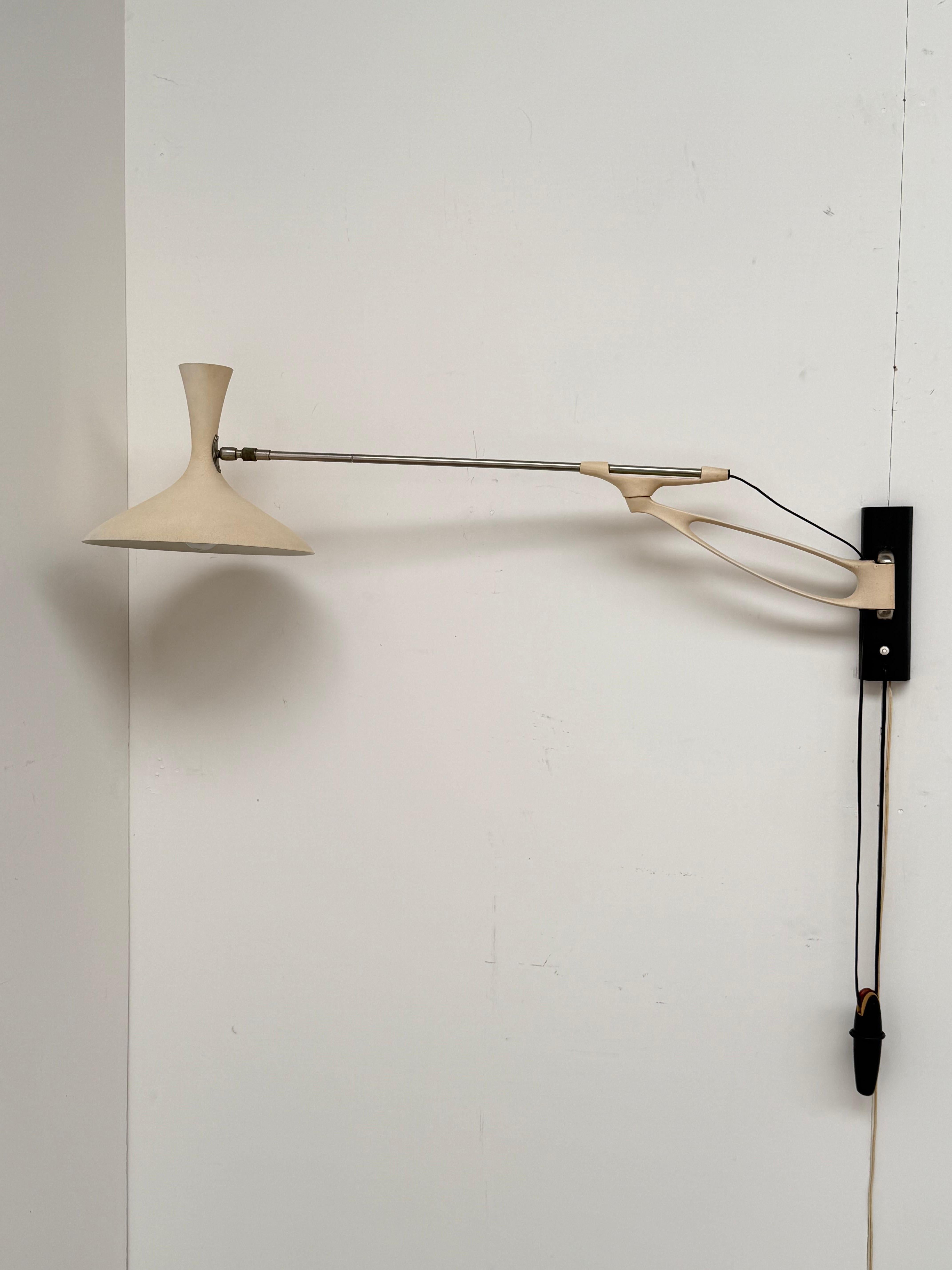 Impresionante aplique de pared de contrapeso con brazo oscilante de latón de los años 50 de Cosack Leuchten Latón en venta