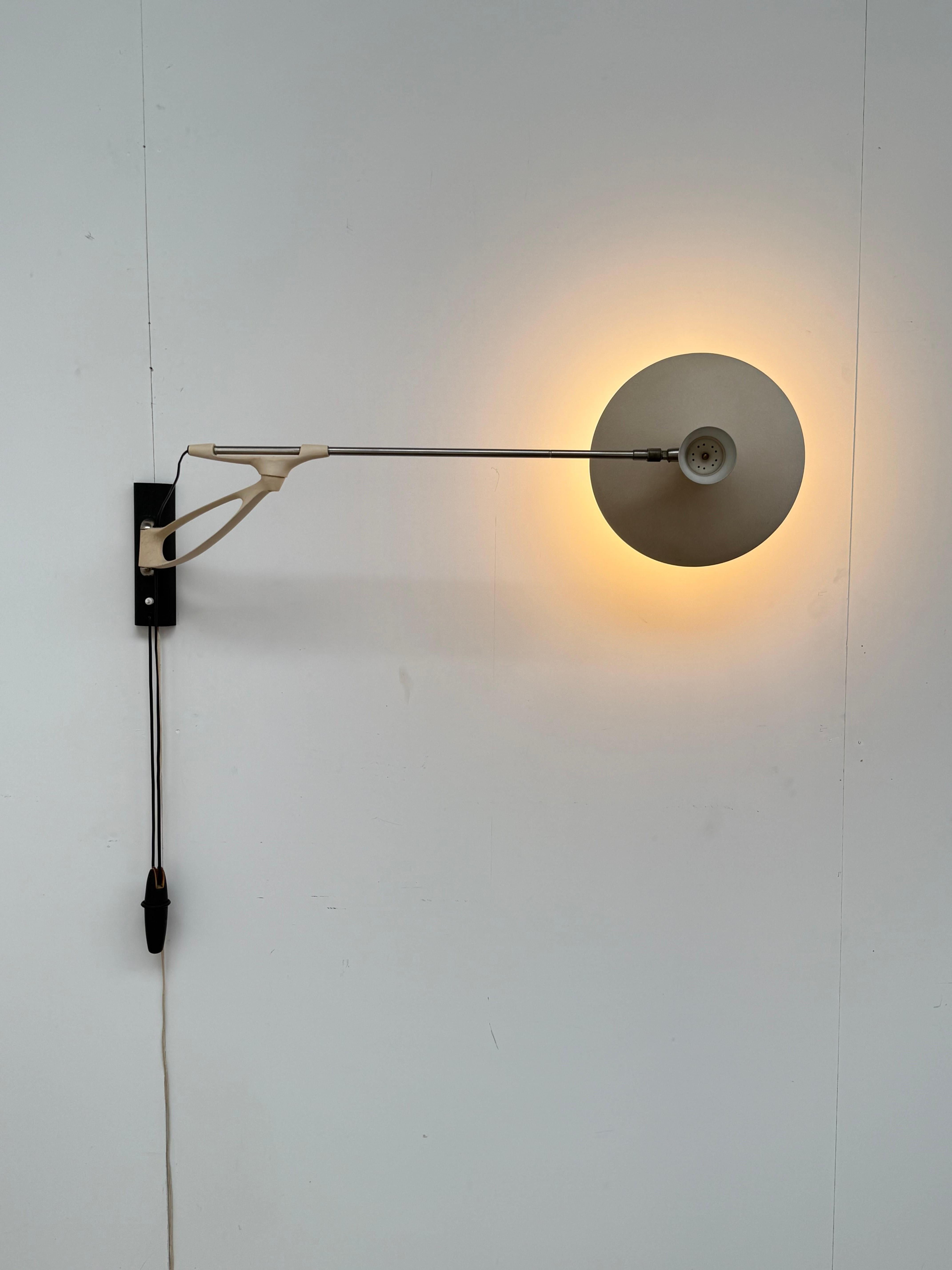 Impresionante aplique de pared de contrapeso con brazo oscilante de latón de los años 50 de Cosack Leuchten en venta 1