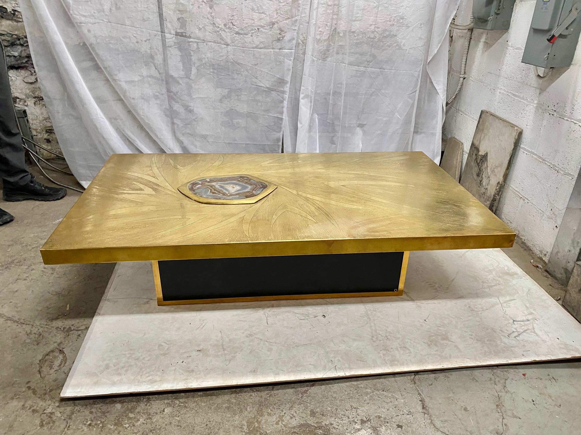 Stunning Brass Acid Etched Coffee Table by Willy Daro In Good Condition For Sale In Montreal, QC