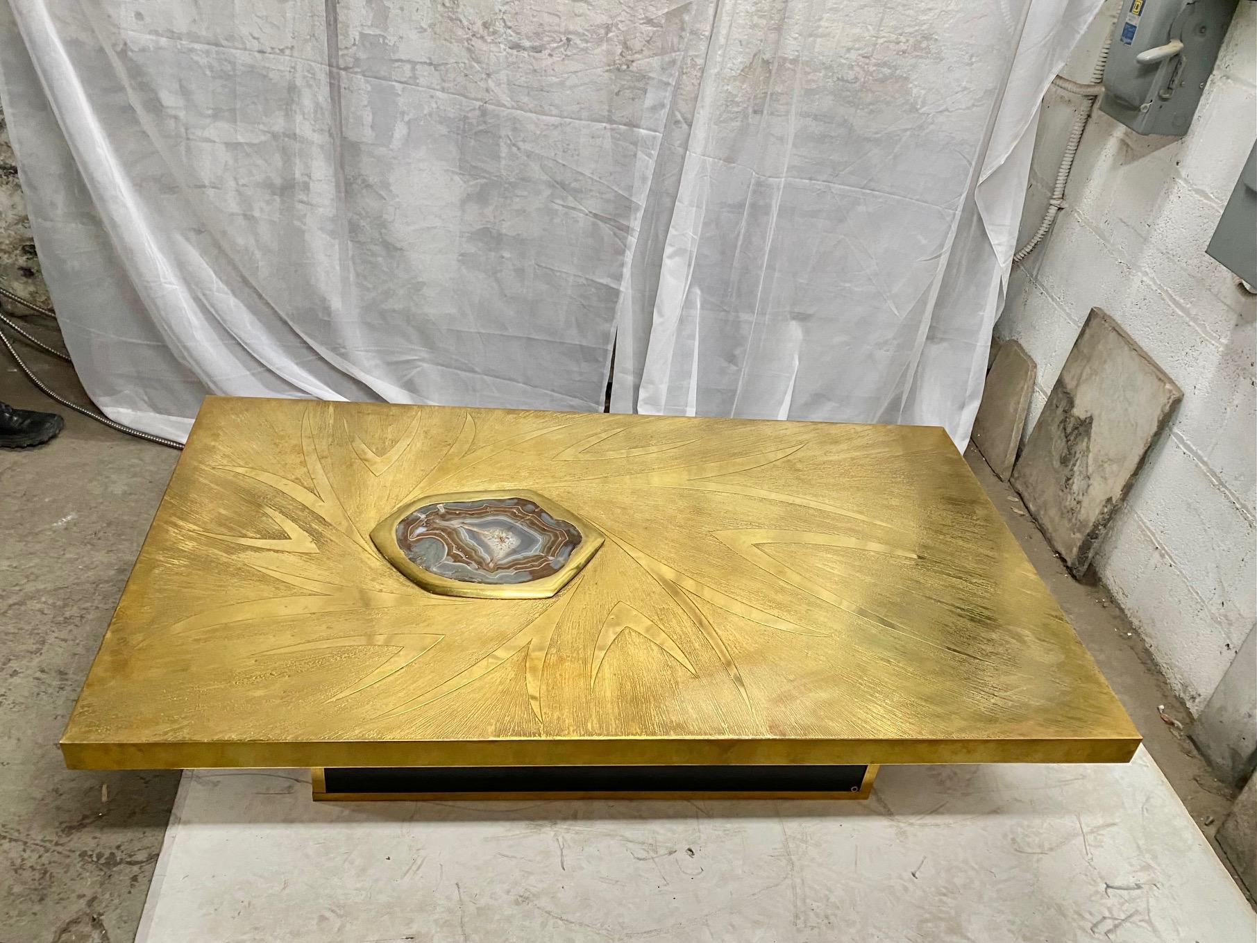 Superbe table basse en laiton gravé à l'acide de Willy Daro Bon état - En vente à Montreal, QC