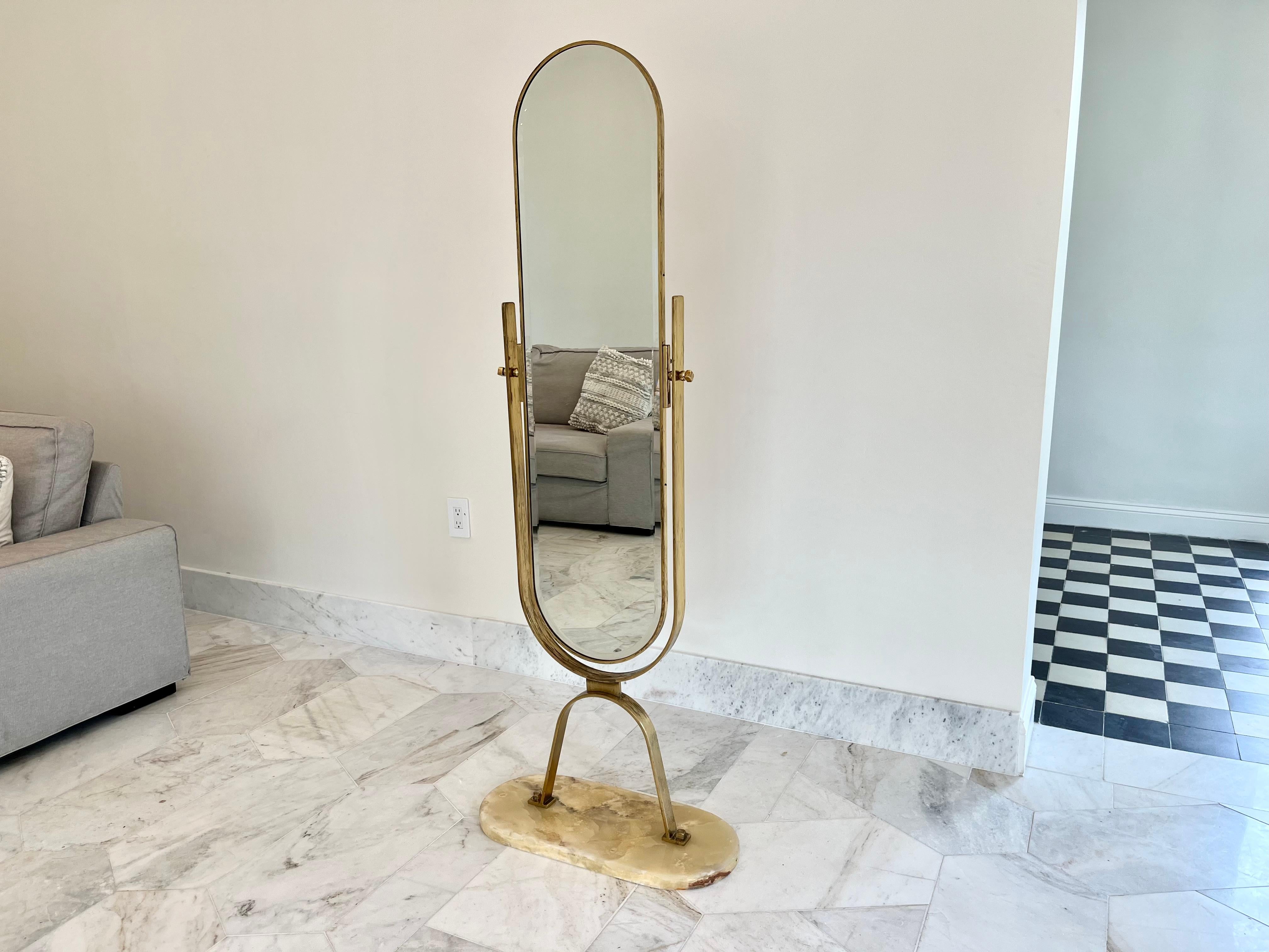Mid-Century moderno Splendido specchio da terra in ottone e onice, anni '50, Italia in vendita