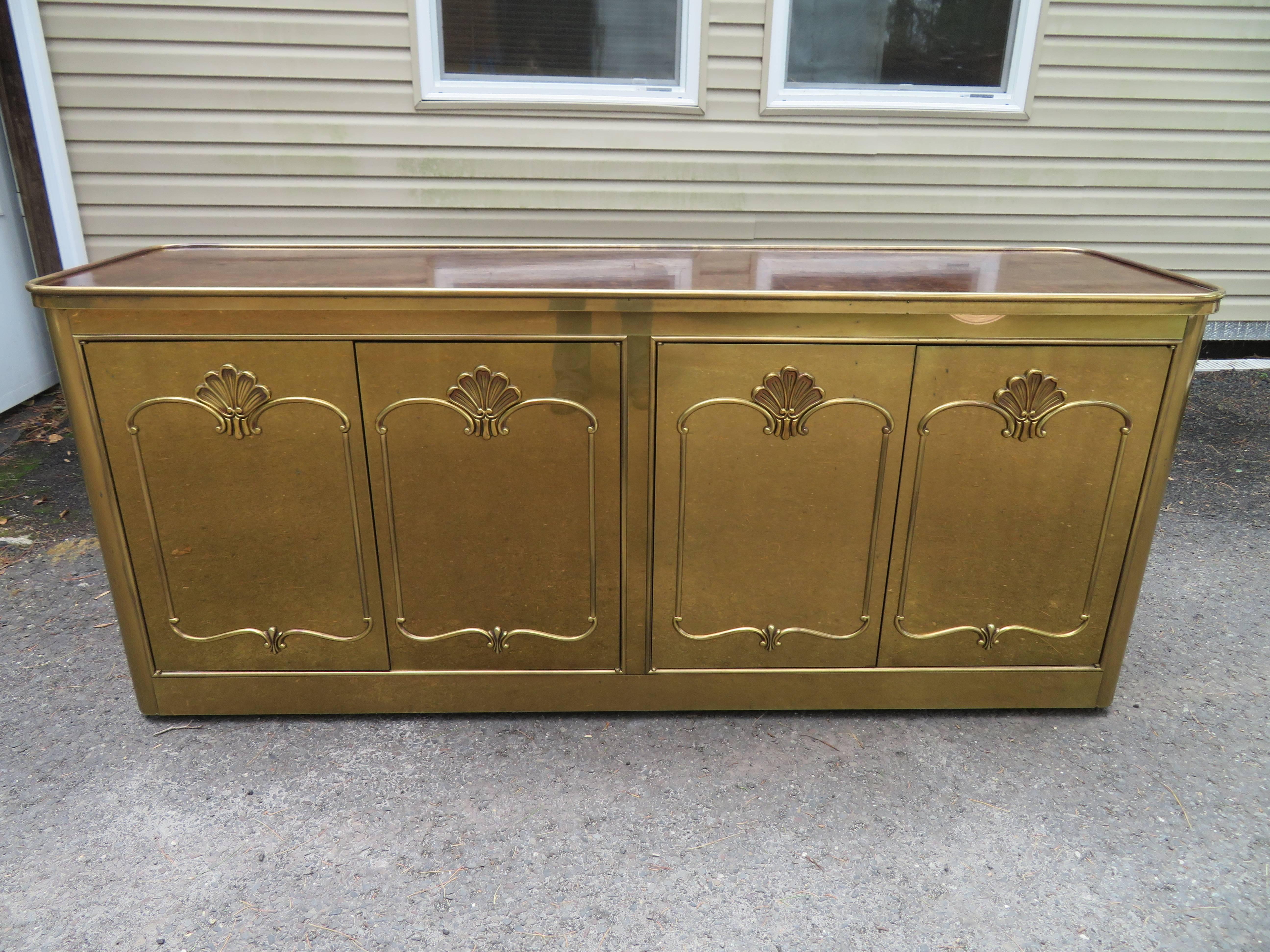 Absolutely stunning Mastercraft burled and brass credenza buffet. This is one of those pieces that stops you in your tracks as you marvel the vintage beauty of this piece. We love the antiqued finish of the brass along with the dark burled top. We