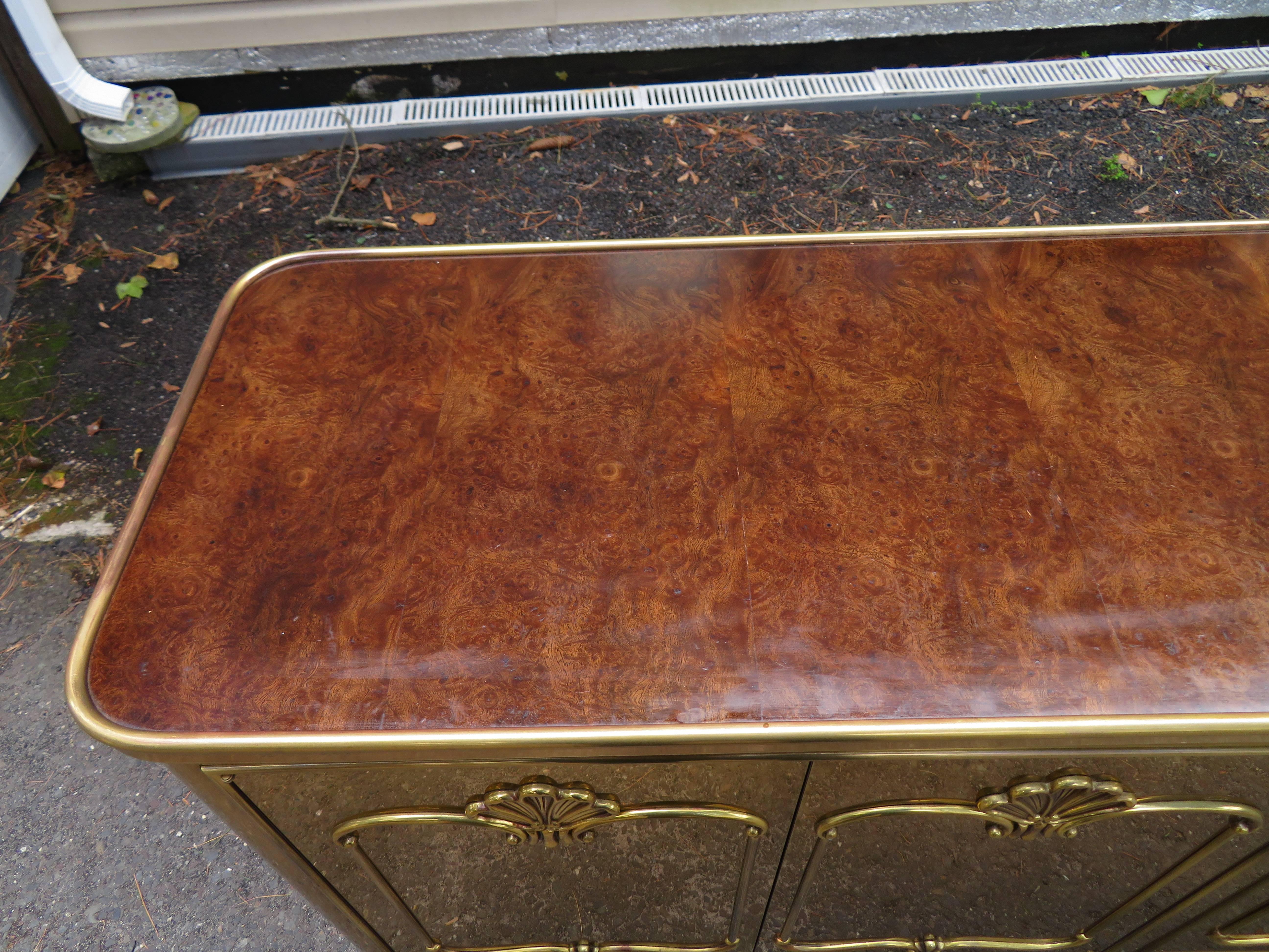 Laiton Superbe buffet crédence Mastercraft en laiton brossé moderne du milieu du siècle dernier